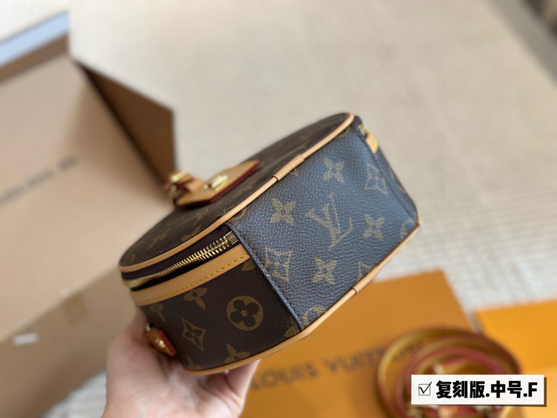 LV BOITE small round bag