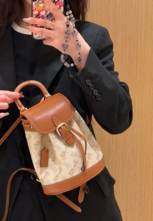 Coach backpack is fashionable and versatile