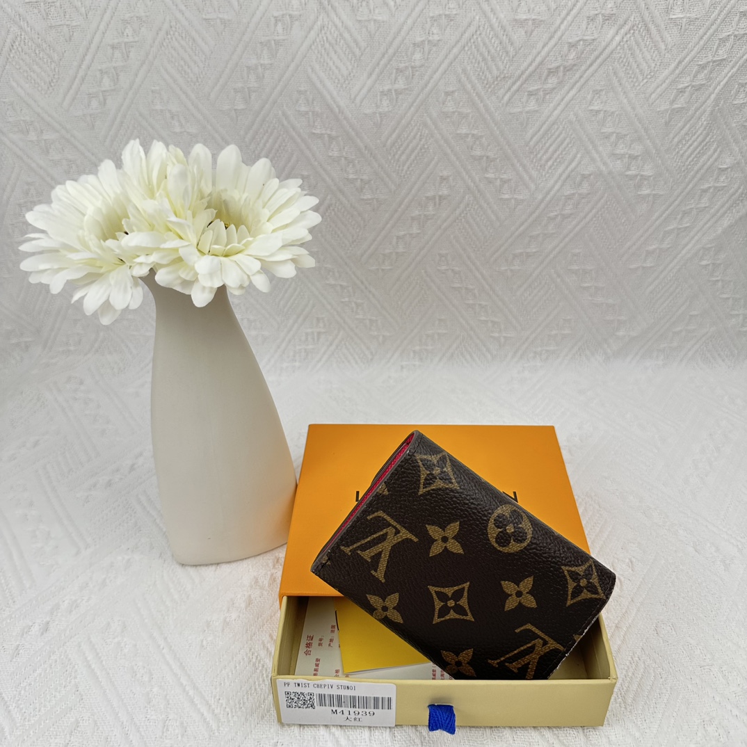 LV compact and practical coin purse