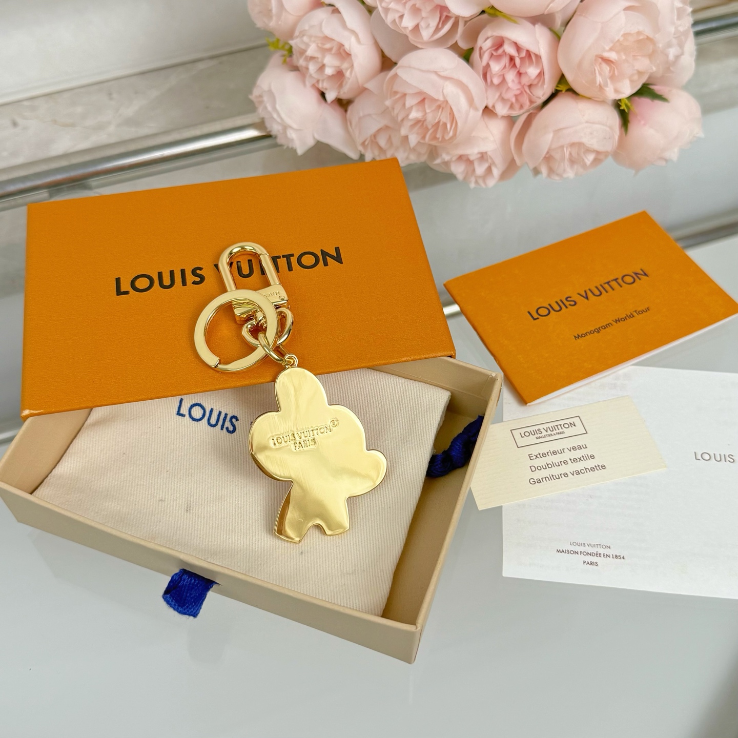 VIVIENNE ON THE COURT keychain