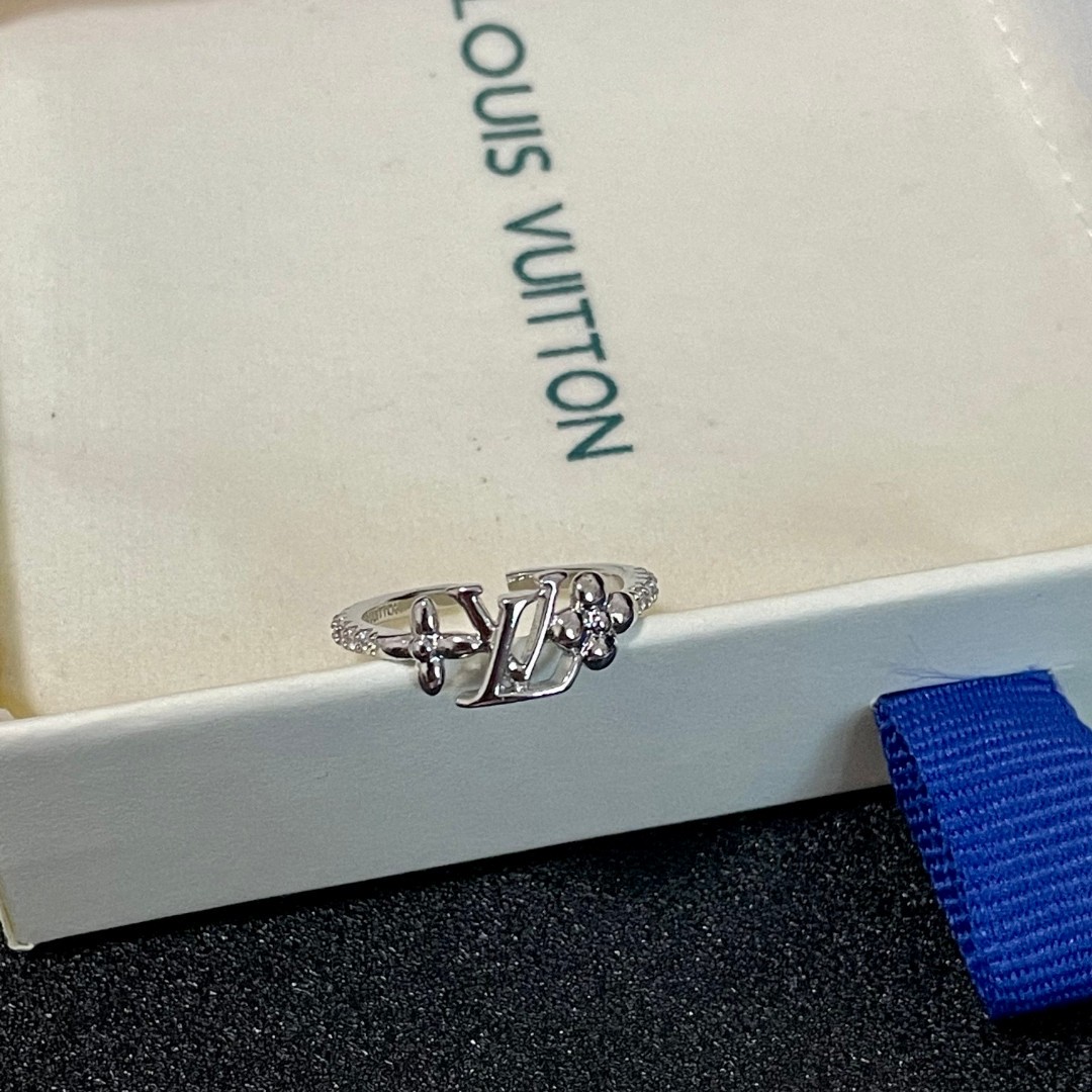 The new Louis Vuitton presbyopia letter ring is exquisite and sparkling