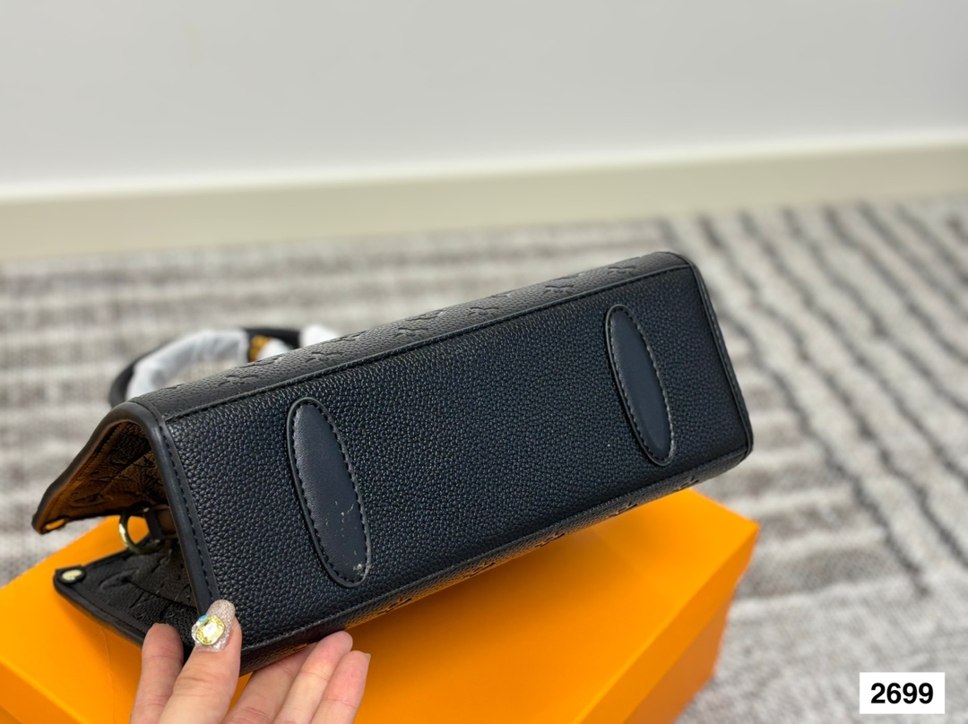 LV tote bag is simple and neat