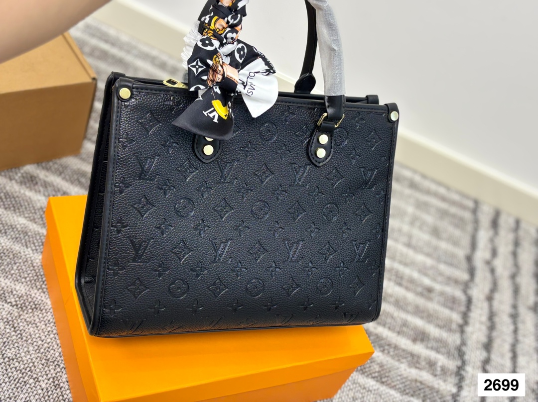LV tote bag is simple and neat