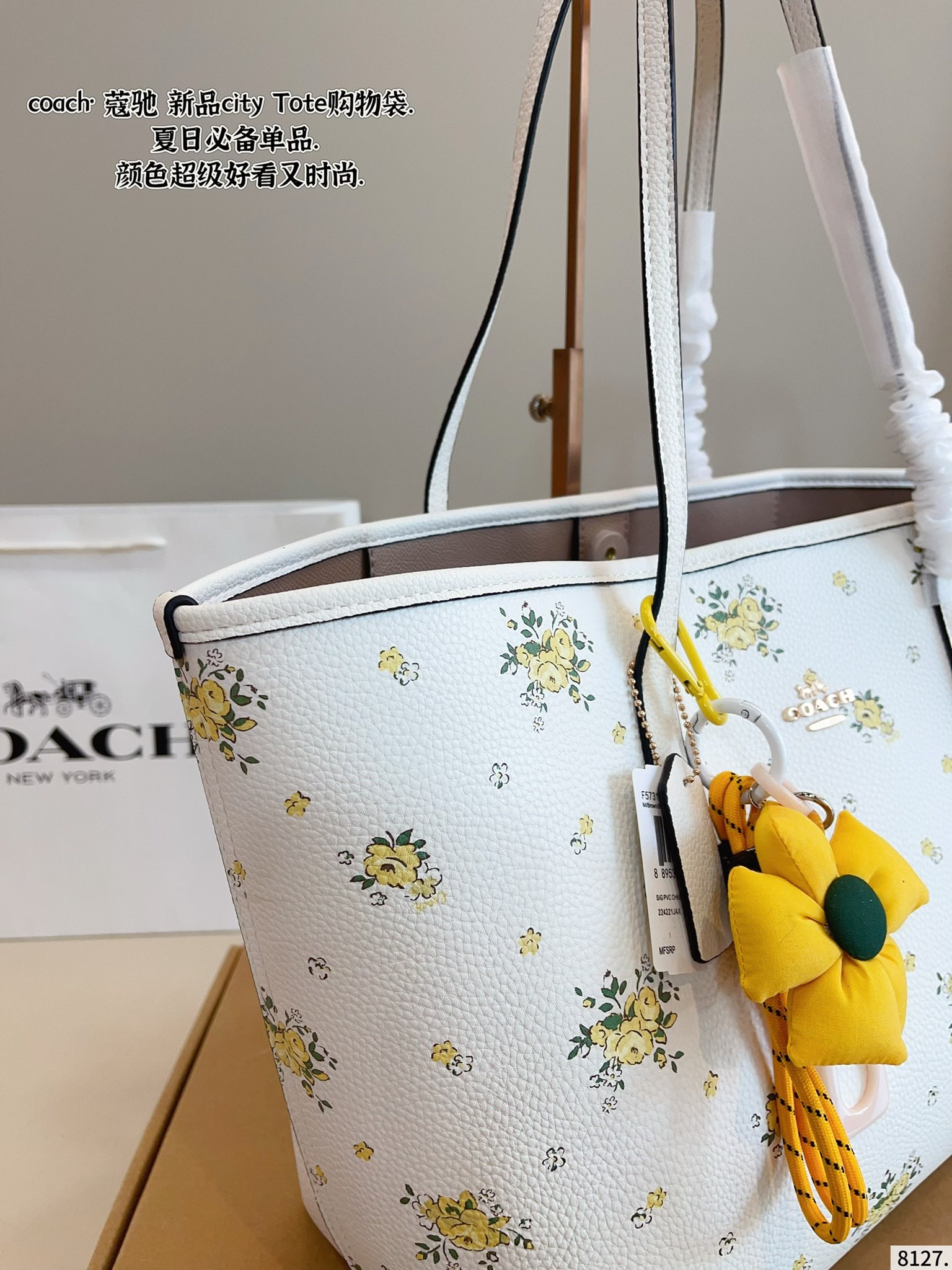 Coach City Tote is simple and versatile