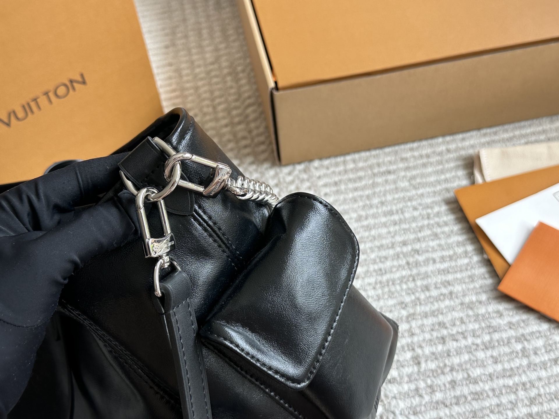 LV CARRYALLDARK Medium Handbag