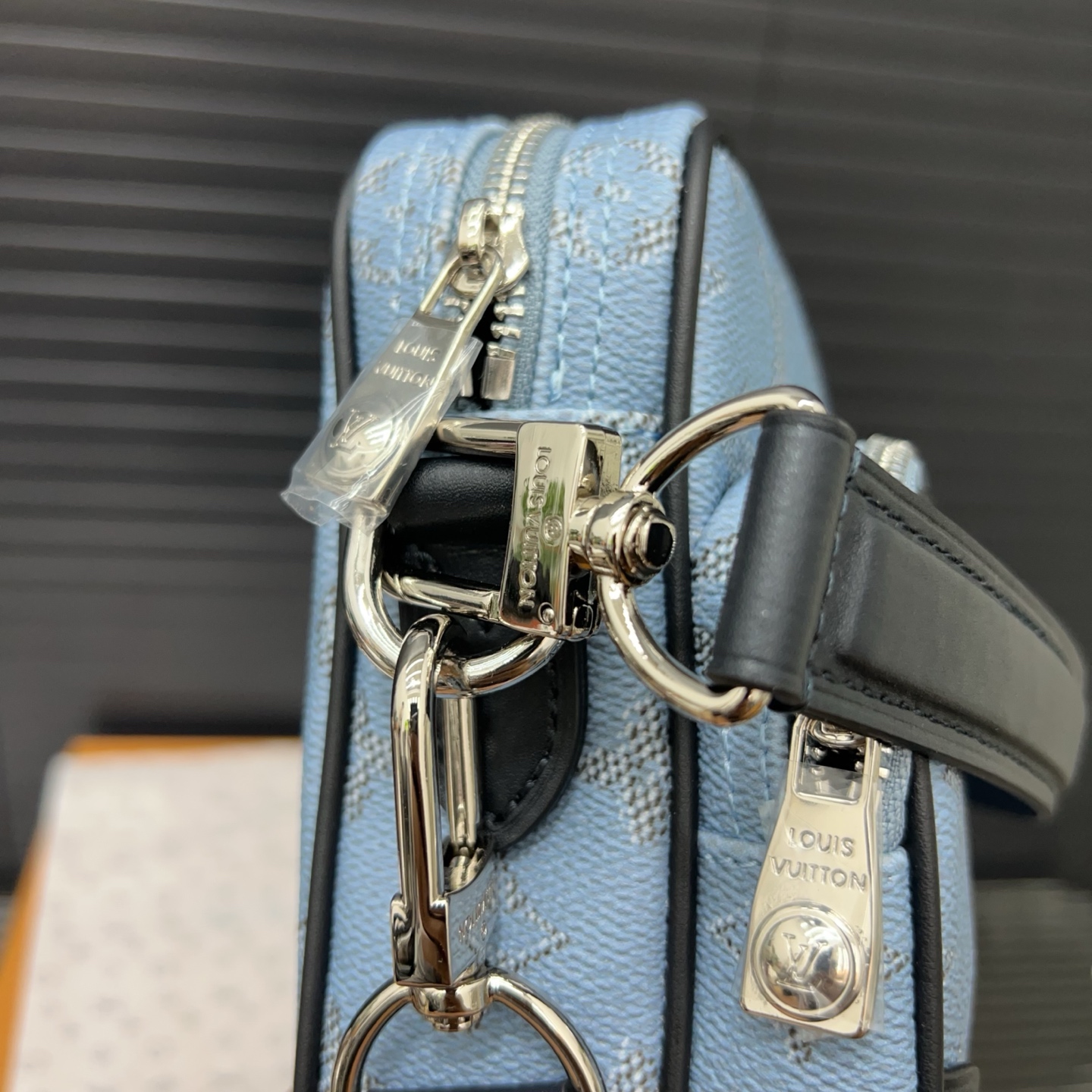 Louisvuitton classic versatile messenger bag