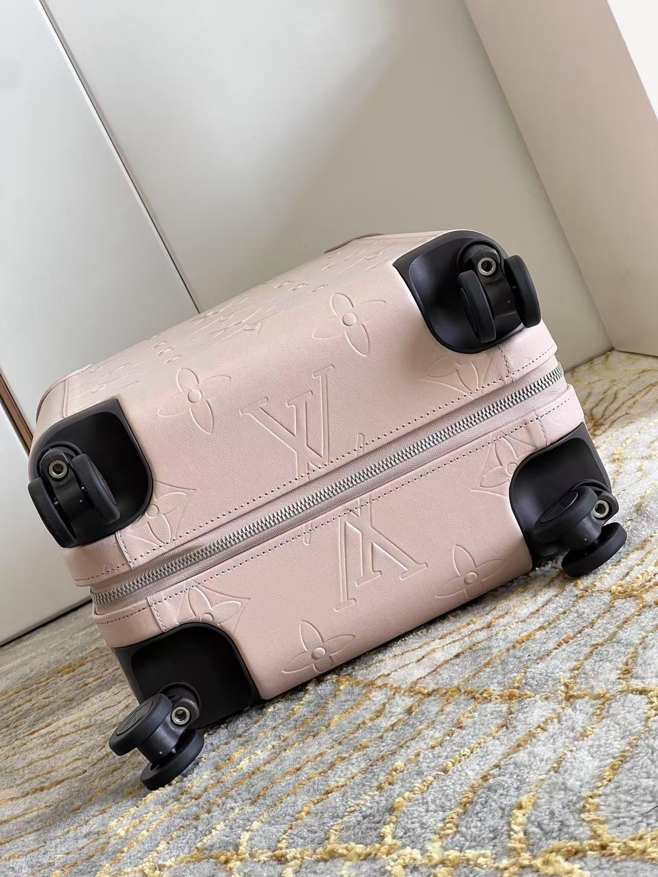LV HORIZON suitcase