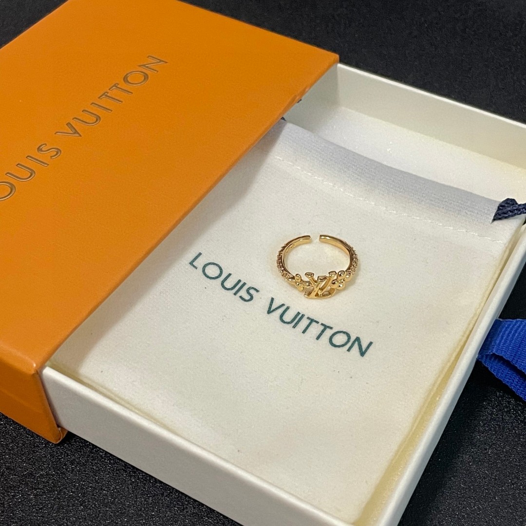 The new Louis Vuitton presbyopia letter ring is exquisite and sparkling