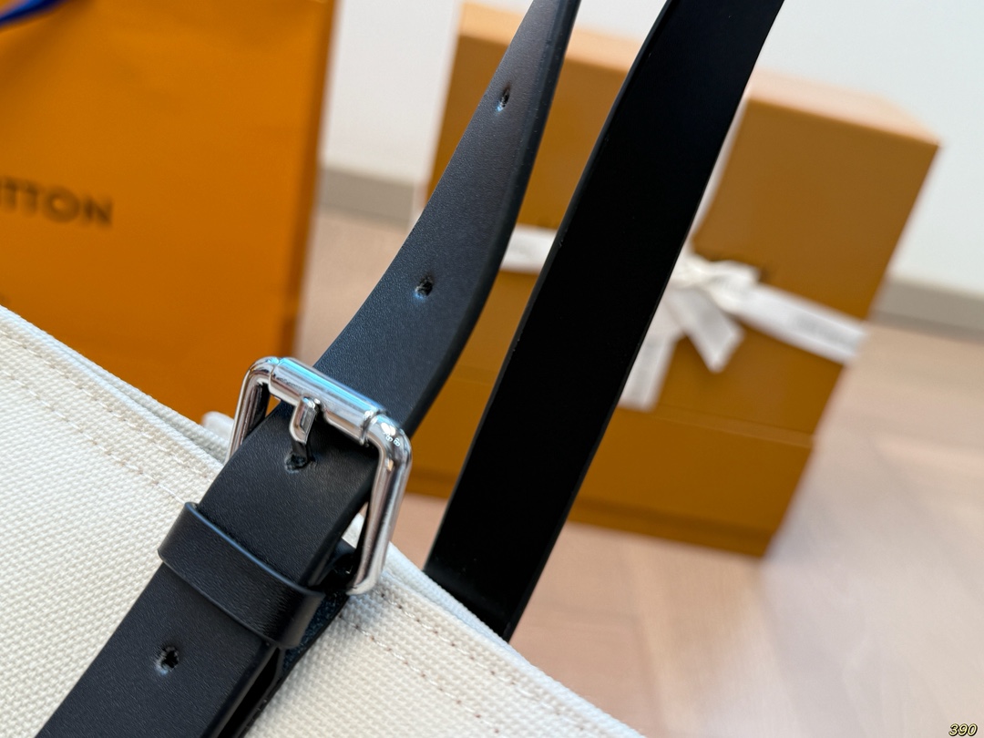 LV canvas bag is fashionable and cute