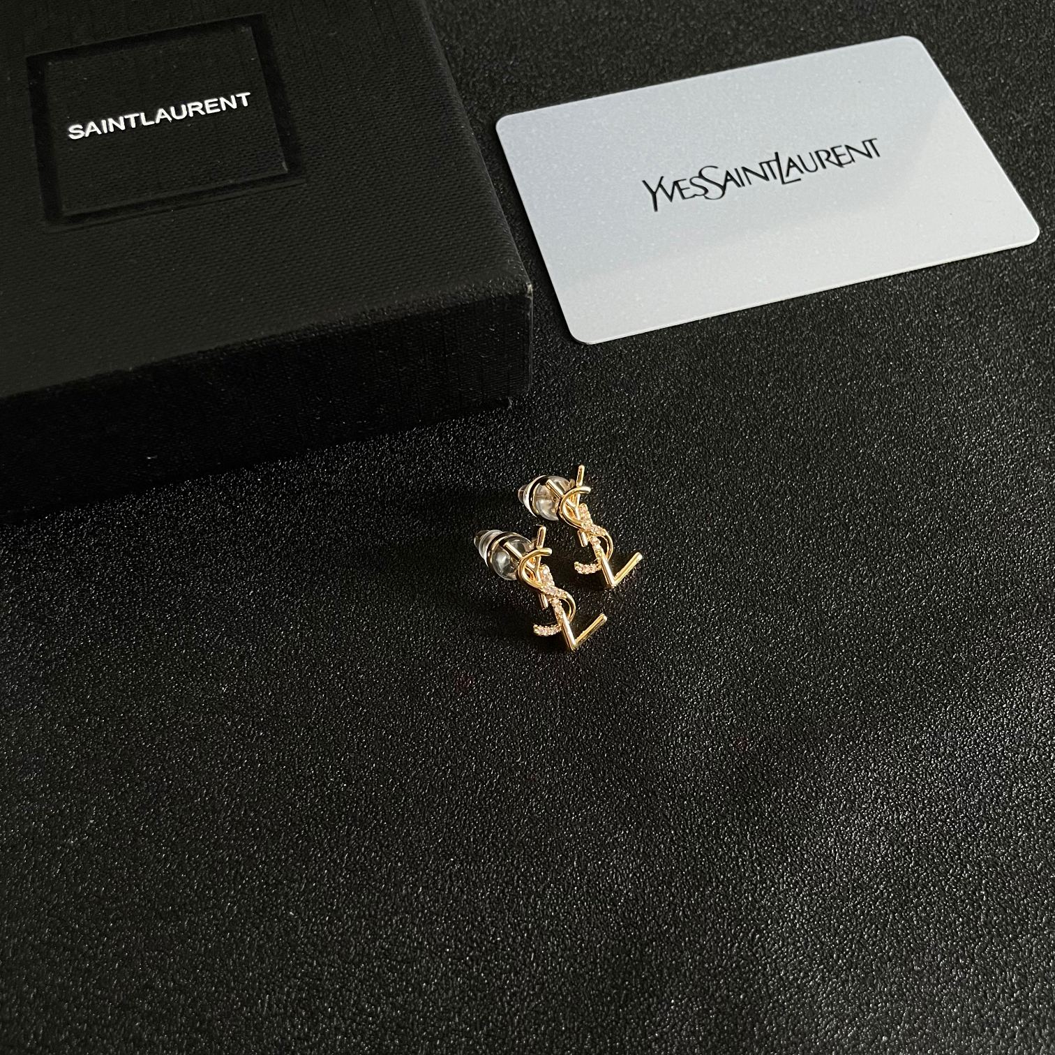 Yves Saint Laurent's new earrings are independent elegant intellectual retro classic and versatile