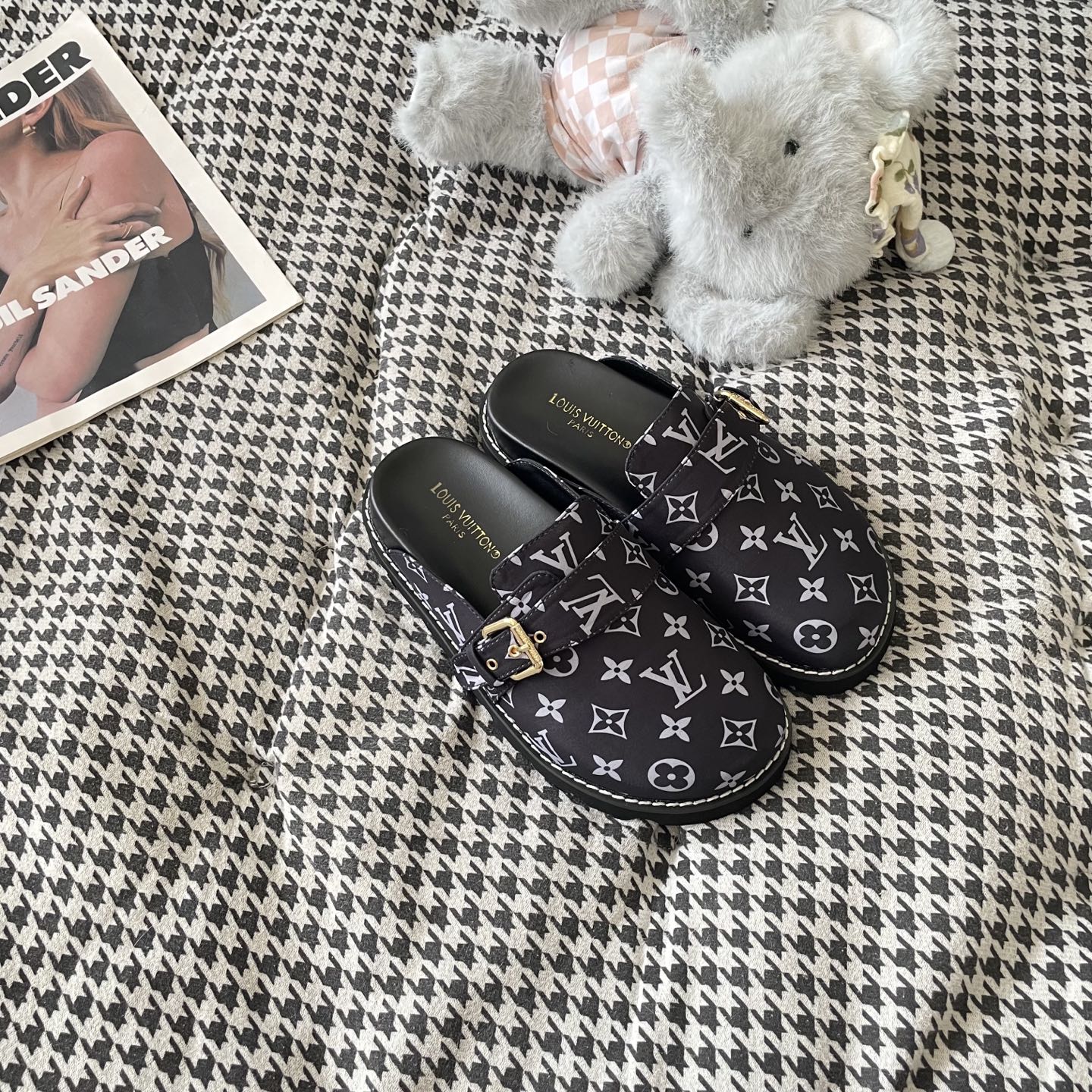 LV couple closed toe slippers