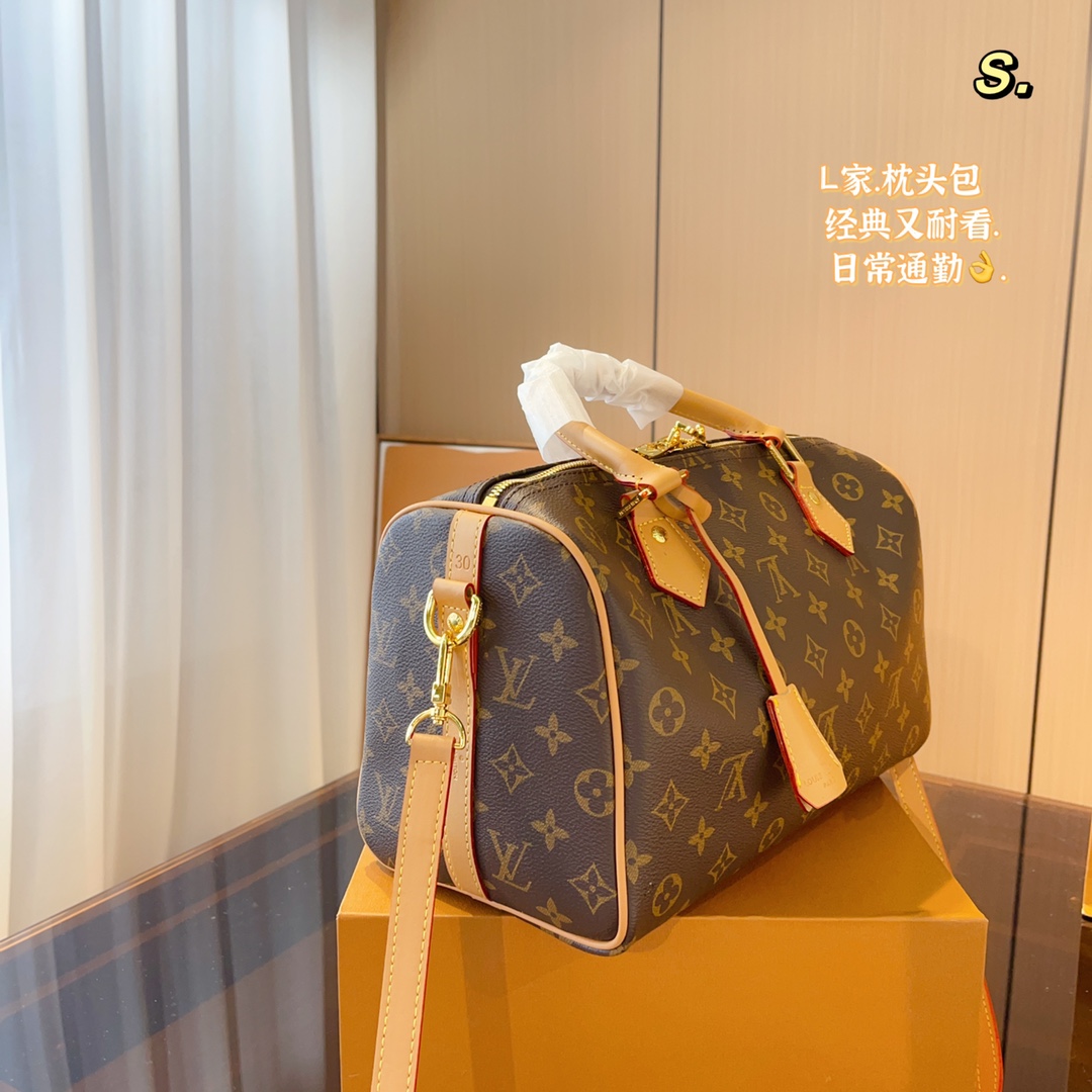 Louis Vuitton presbyopia pillow bag is elegant and low-key