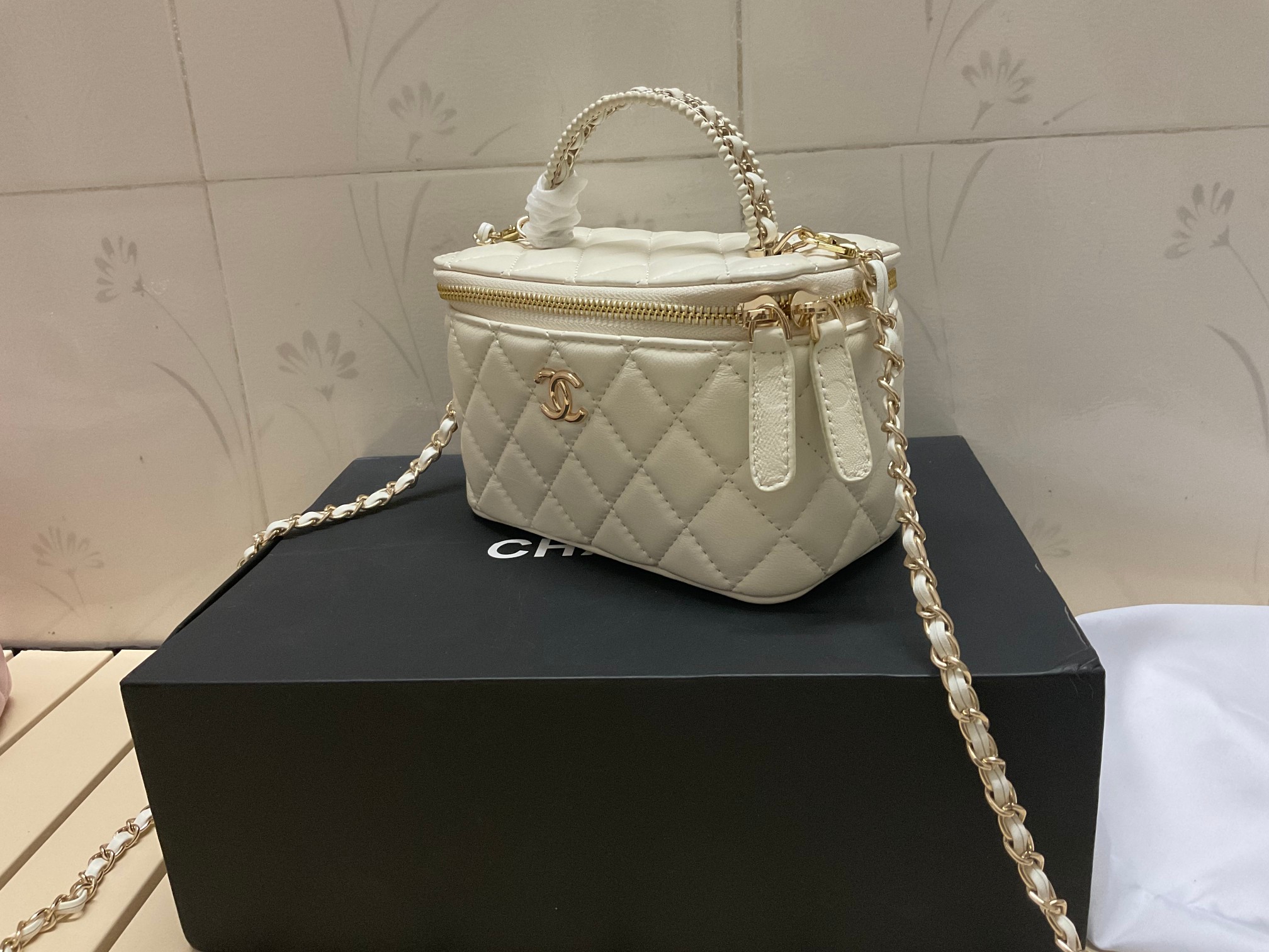 Chanel chain crossbody shoulder bag