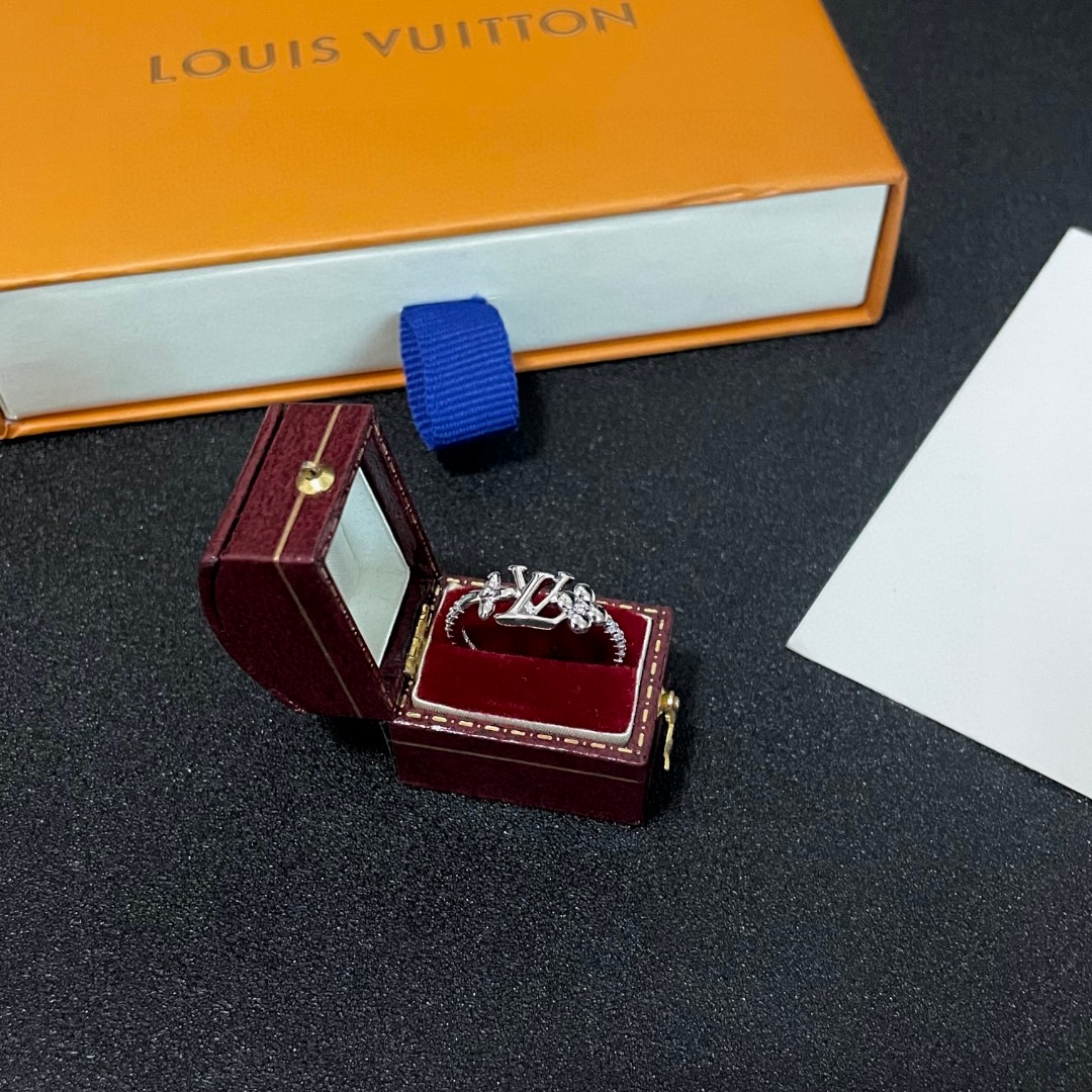 The new Louis Vuitton presbyopia letter ring is exquisite and sparkling