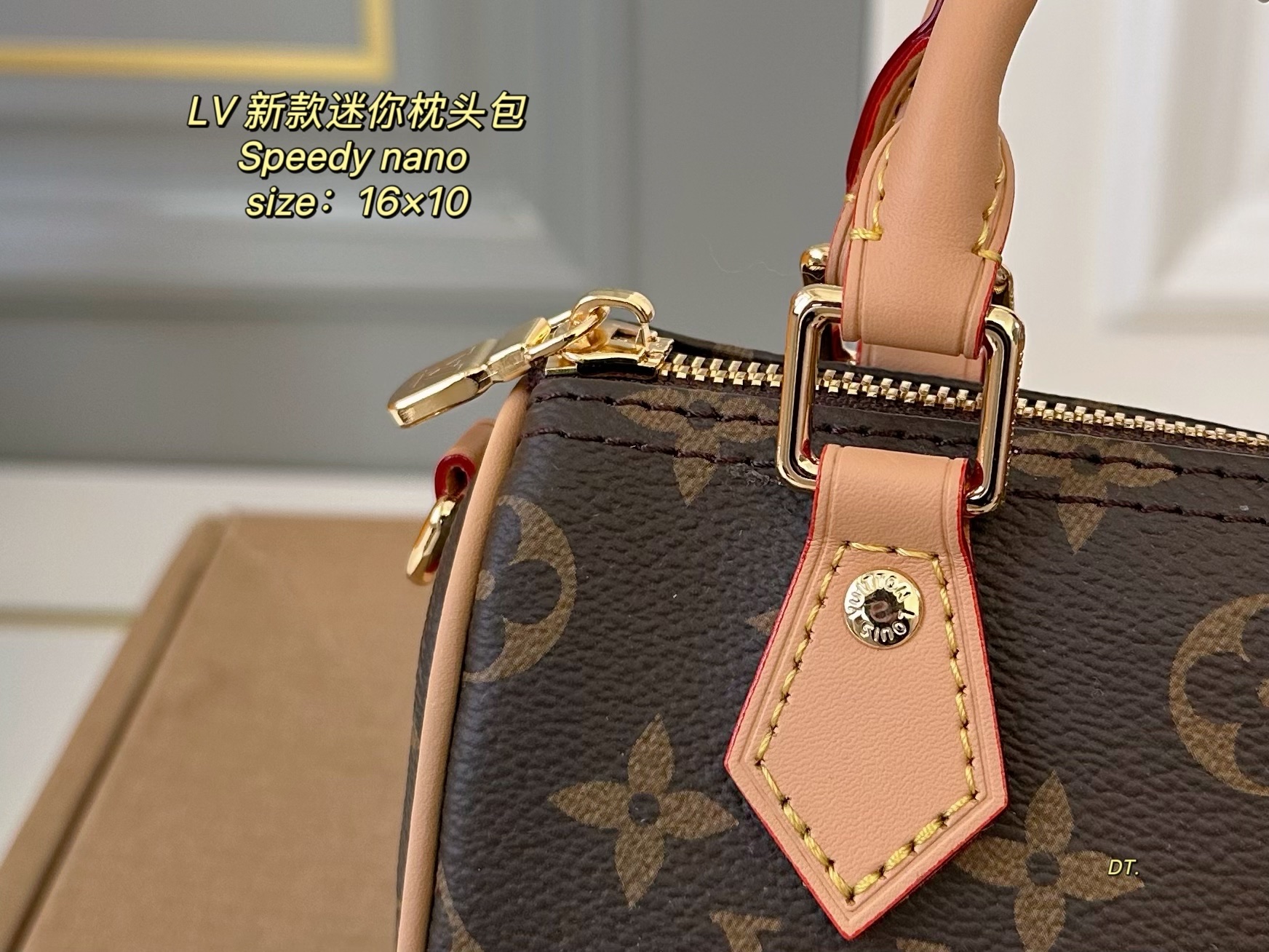 LV mini pillow bag exquisite Compact, lightweight, fashionable and versatile