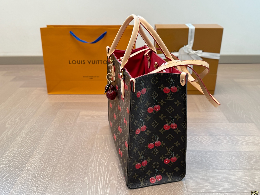 LV & Takashi Murakami co-branded series tote bag