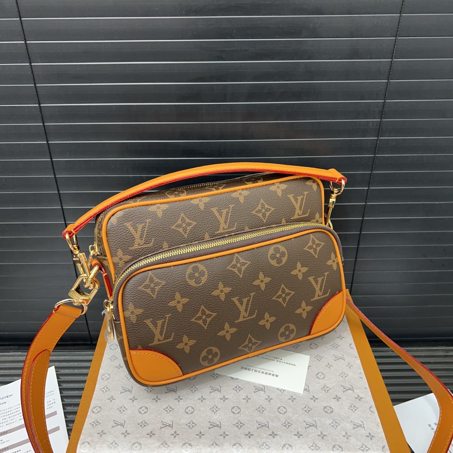 Louisvuitton classic versatile messenger bag