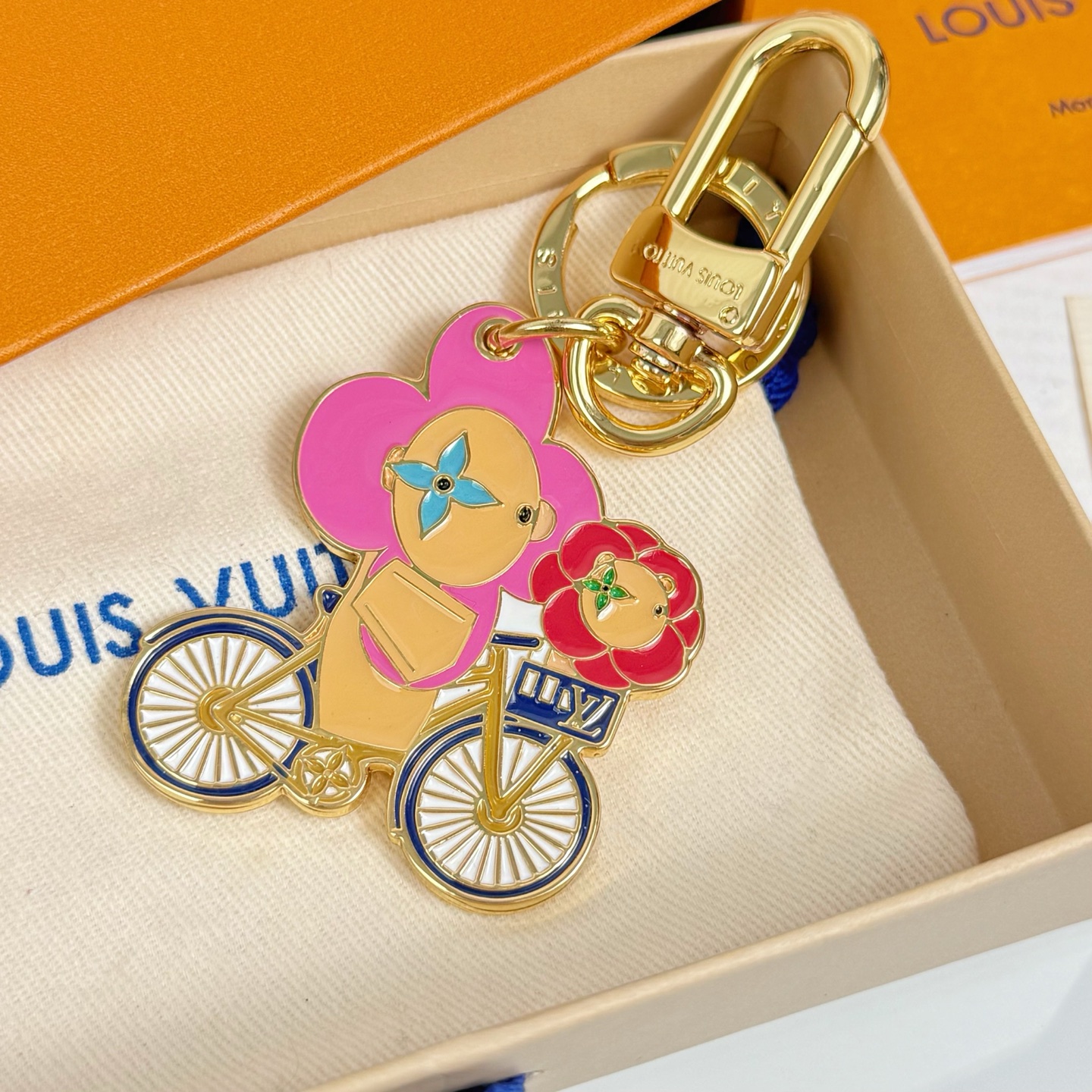 VIVIENNE ON THE COURT keychain