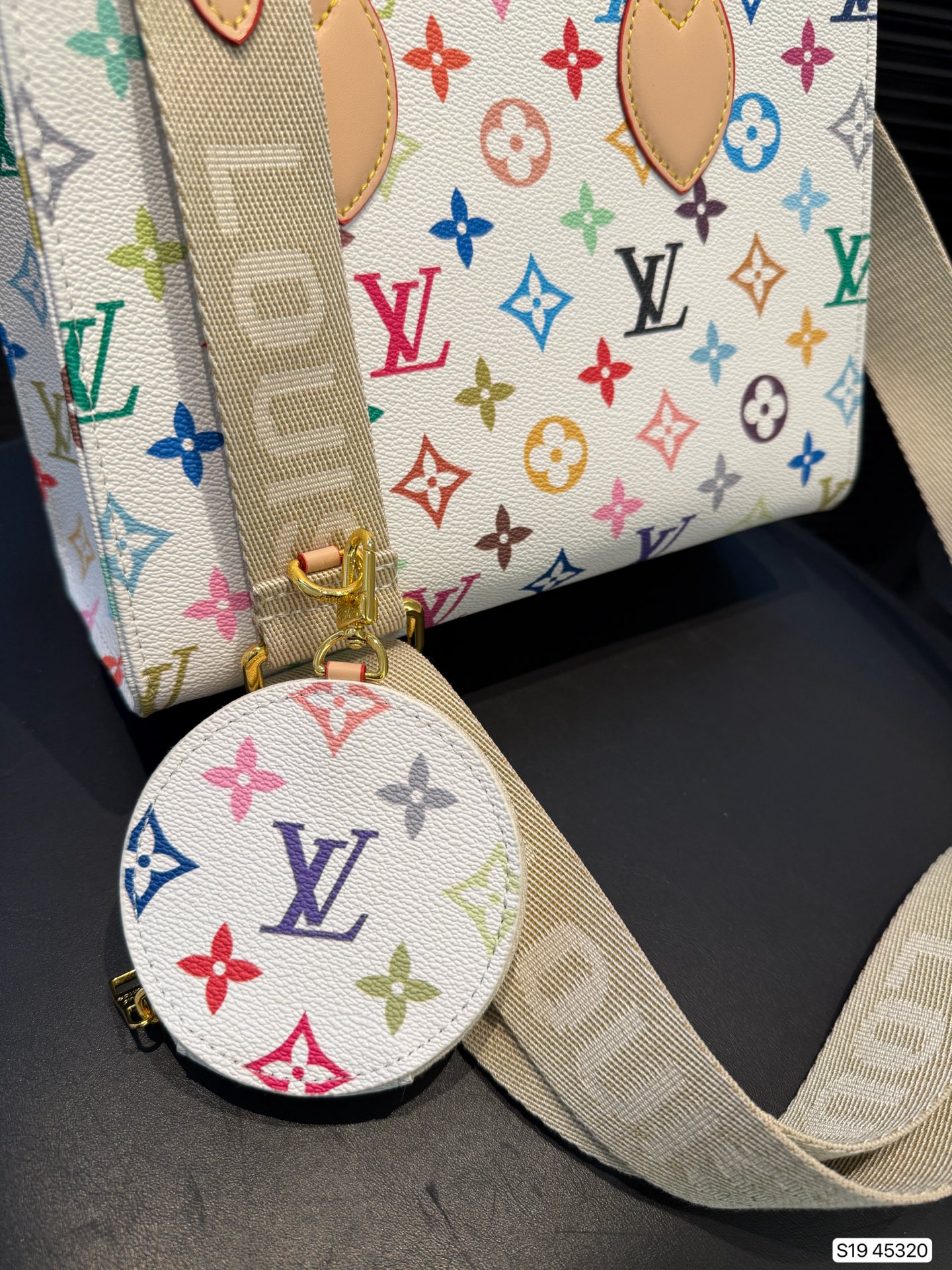 LV Onthego Tote bag is simple and neat