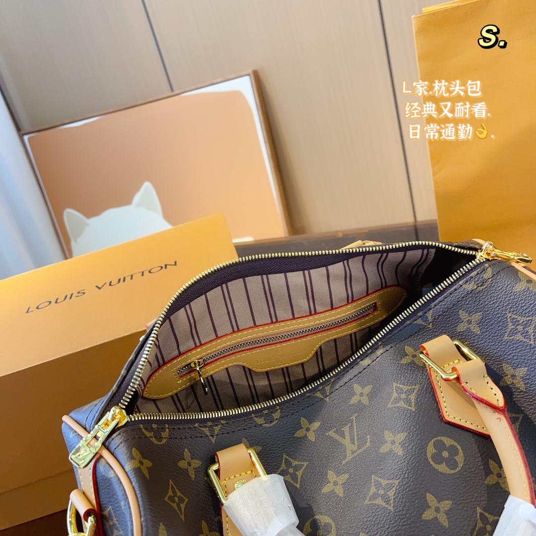 Louis Vuitton presbyopia pillow bag is elegant and low-key