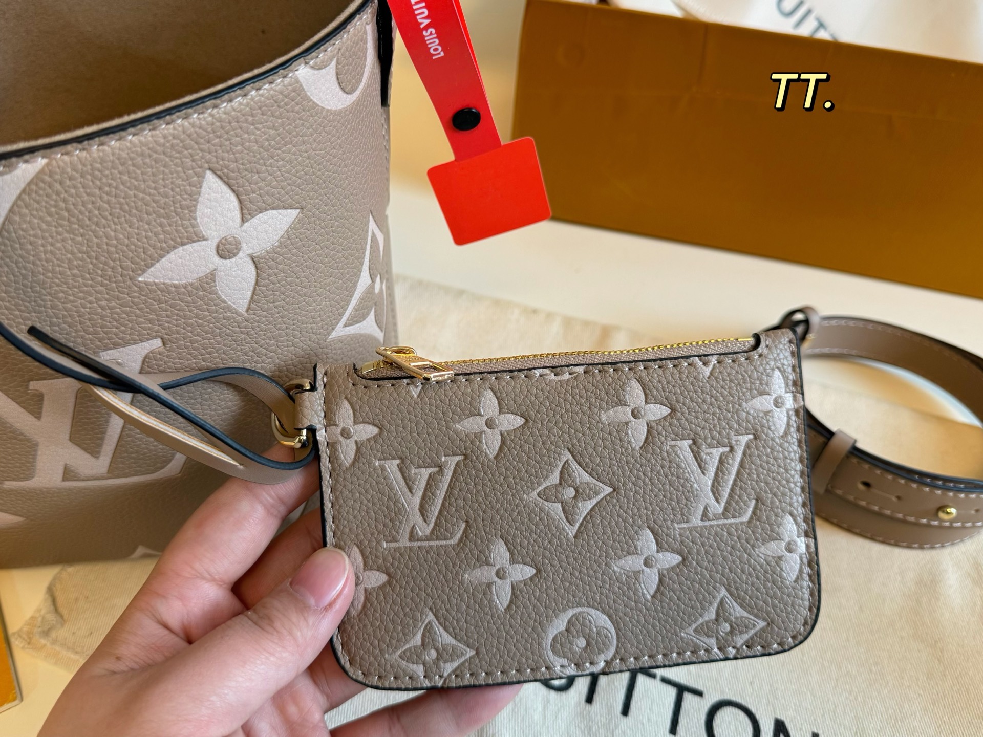 Louis Vuitton's new embossed 25Allinbb presbyopic bucket bag