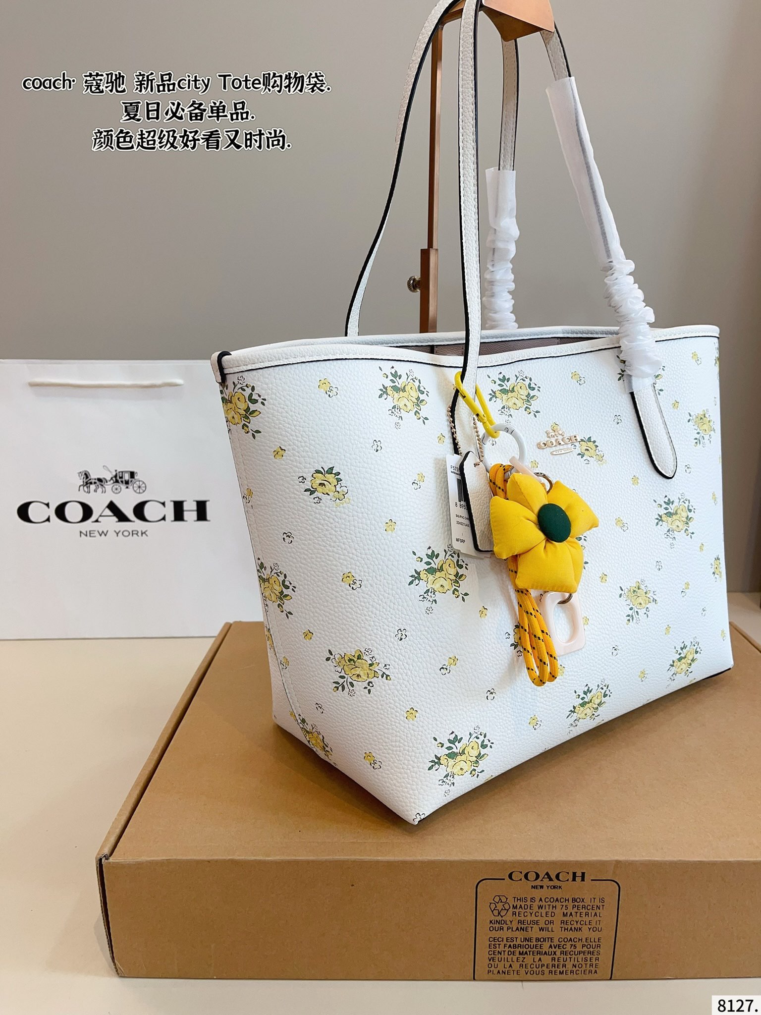 Coach City Tote is simple and versatile