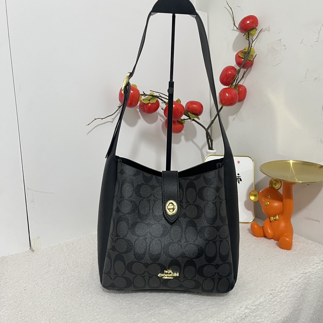 Coach shoulder handbag is classic and durable