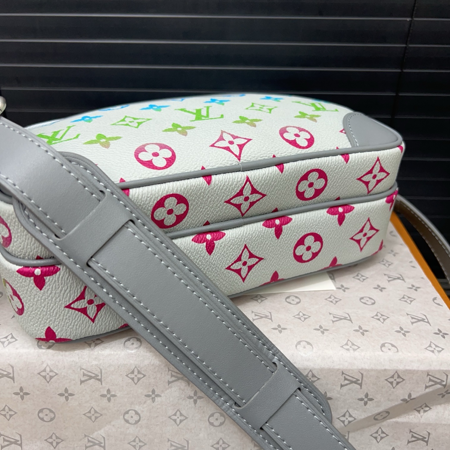 Louisvuitton off-white shoulder strap messenger bag