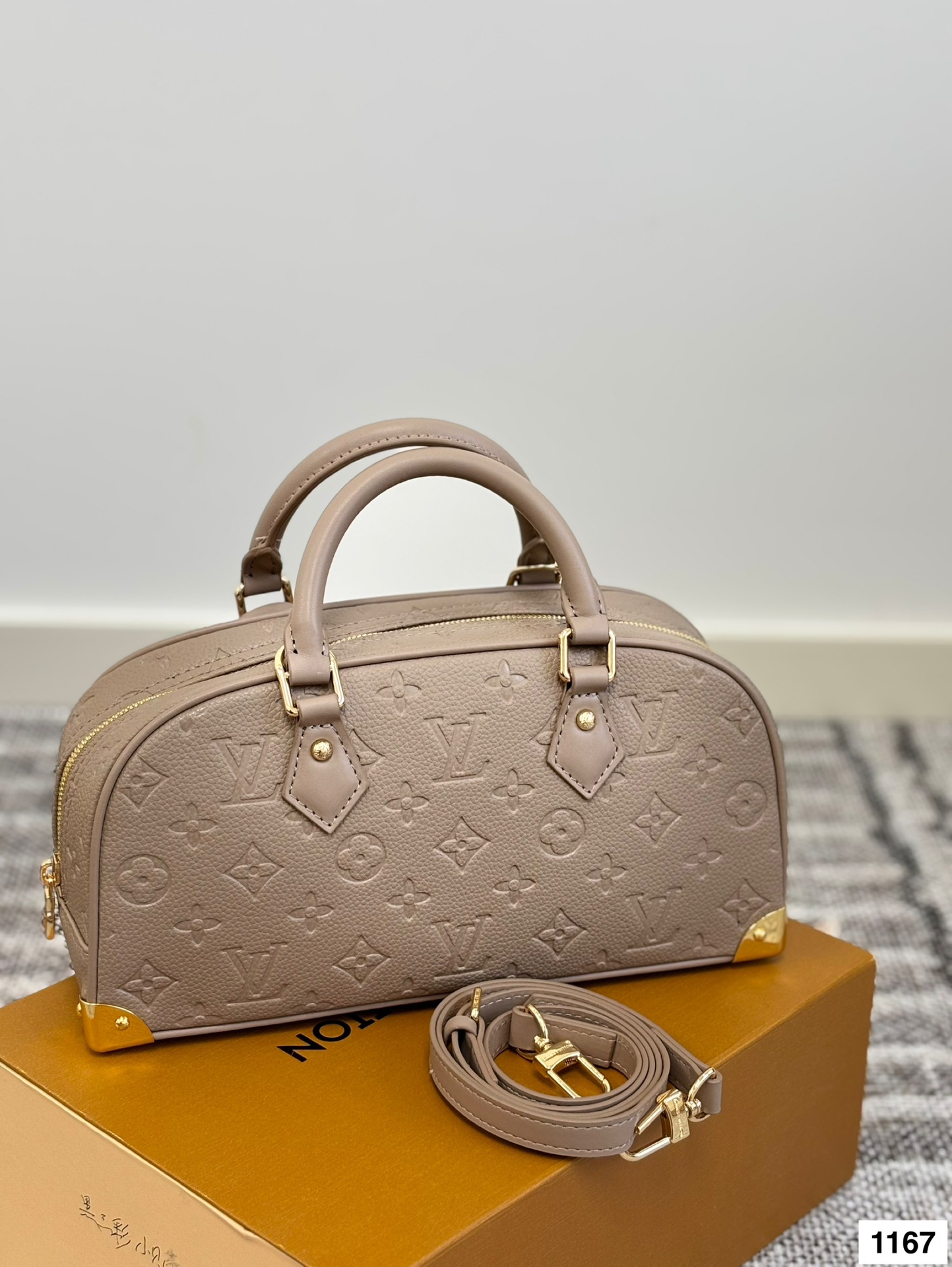 LV simple shell bag