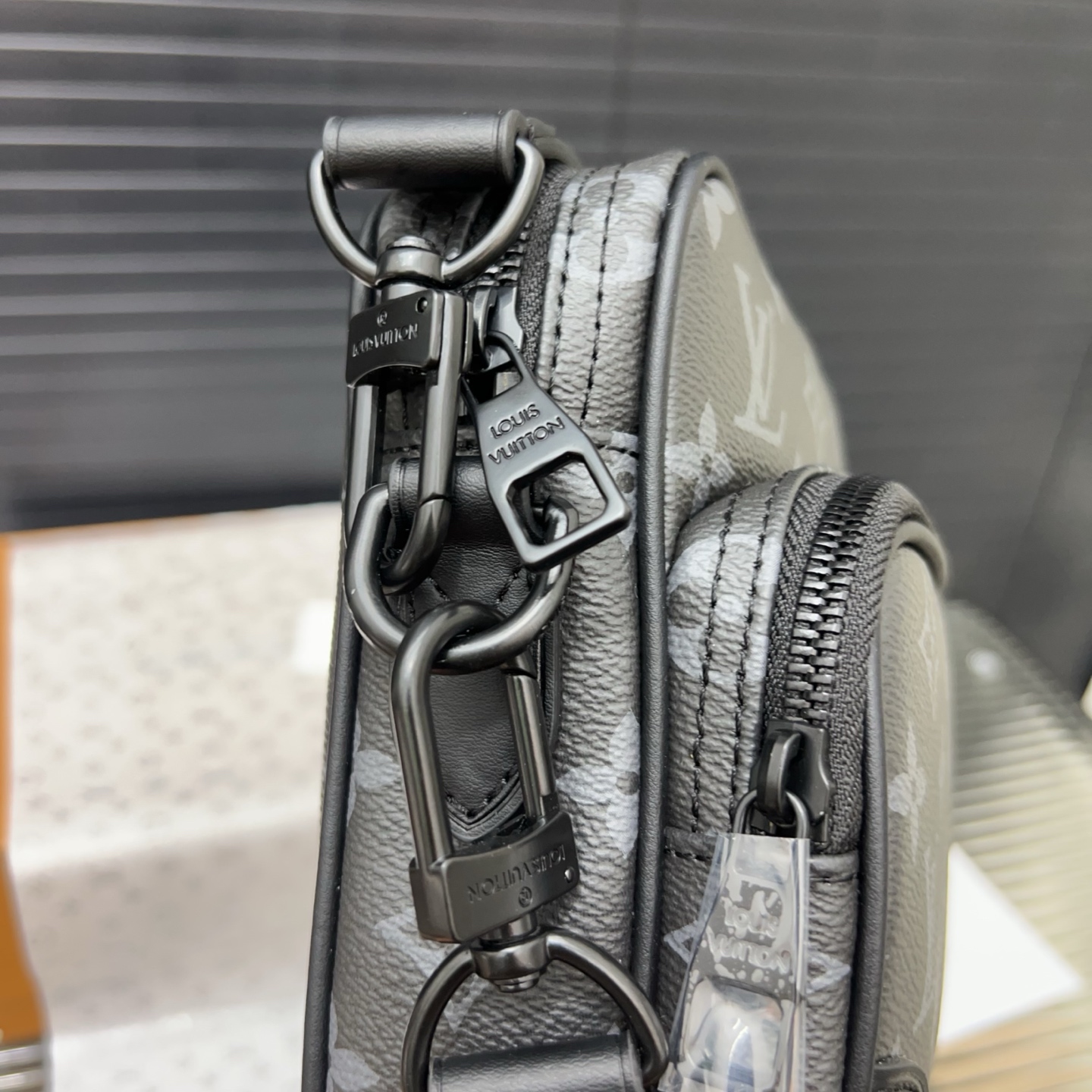 Louisvuitton classic versatile messenger bag