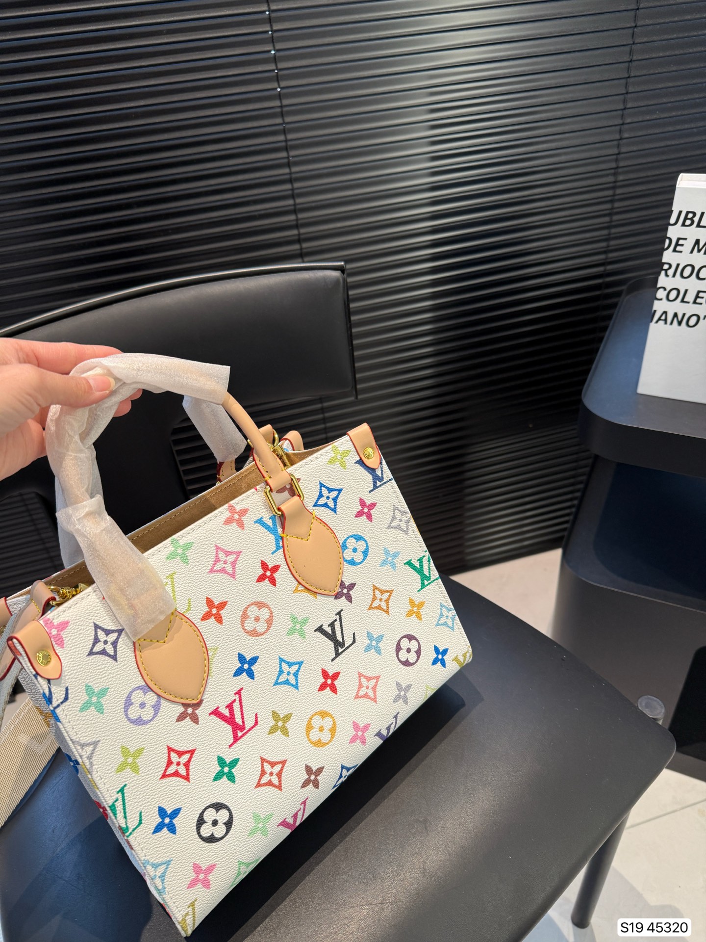 LV Onthego Tote bag is simple and neat