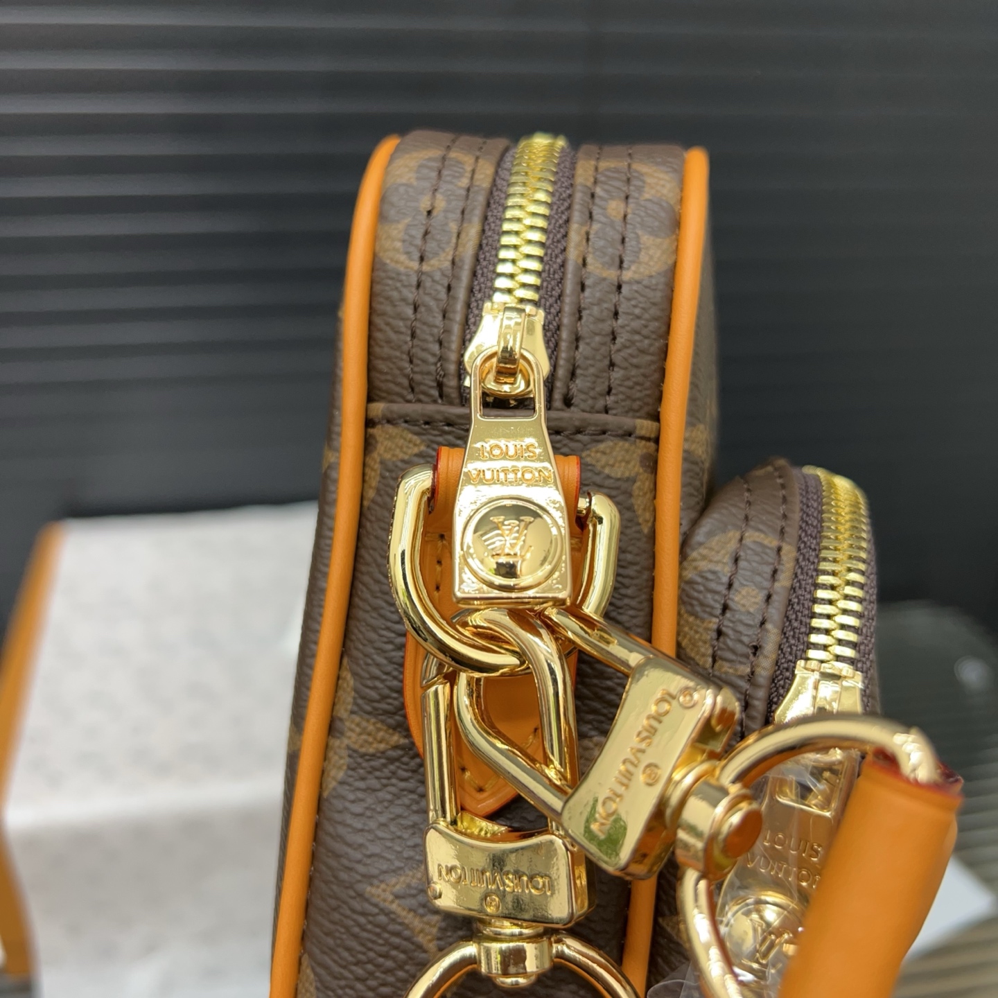 Louisvuitton classic versatile messenger bag