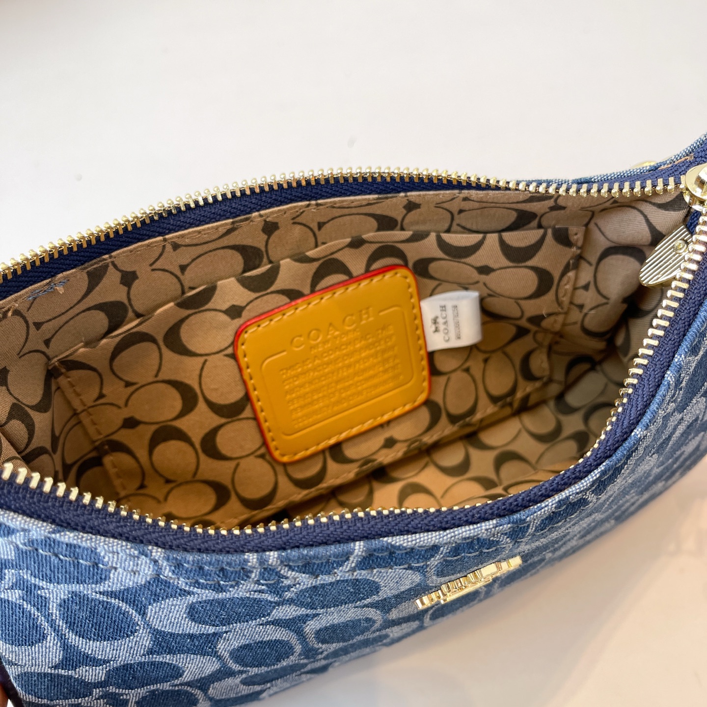 Coach presbyopic shoulder crossbody handbag armpit bag