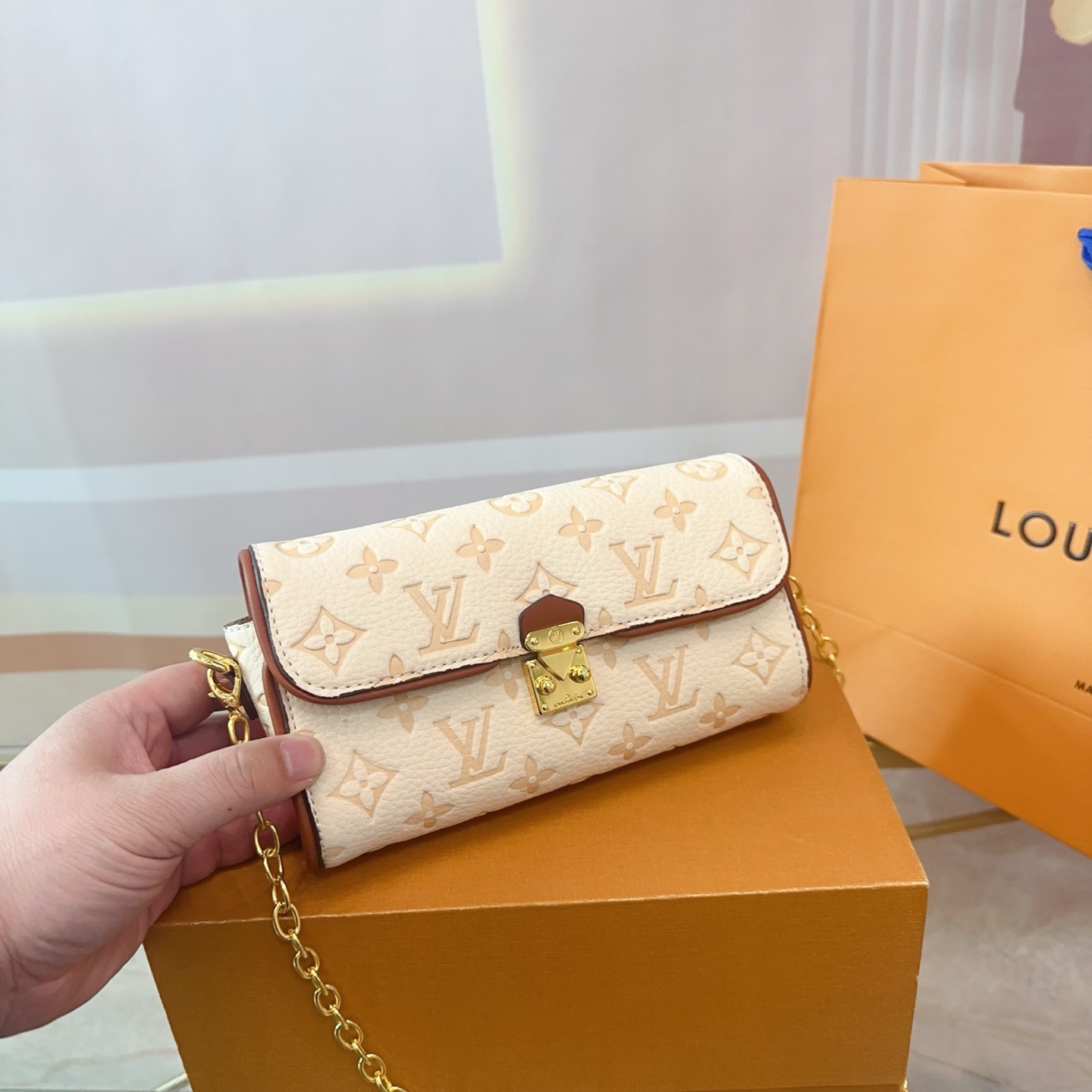 Louis Vuitton pochete camile chain bag