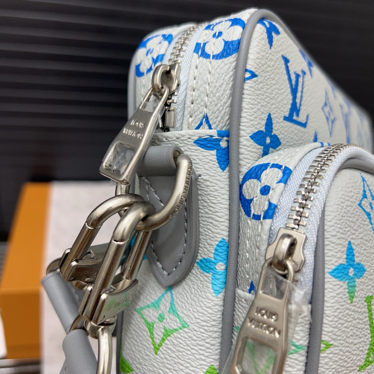 Louisvuitton off-white shoulder strap messenger bag