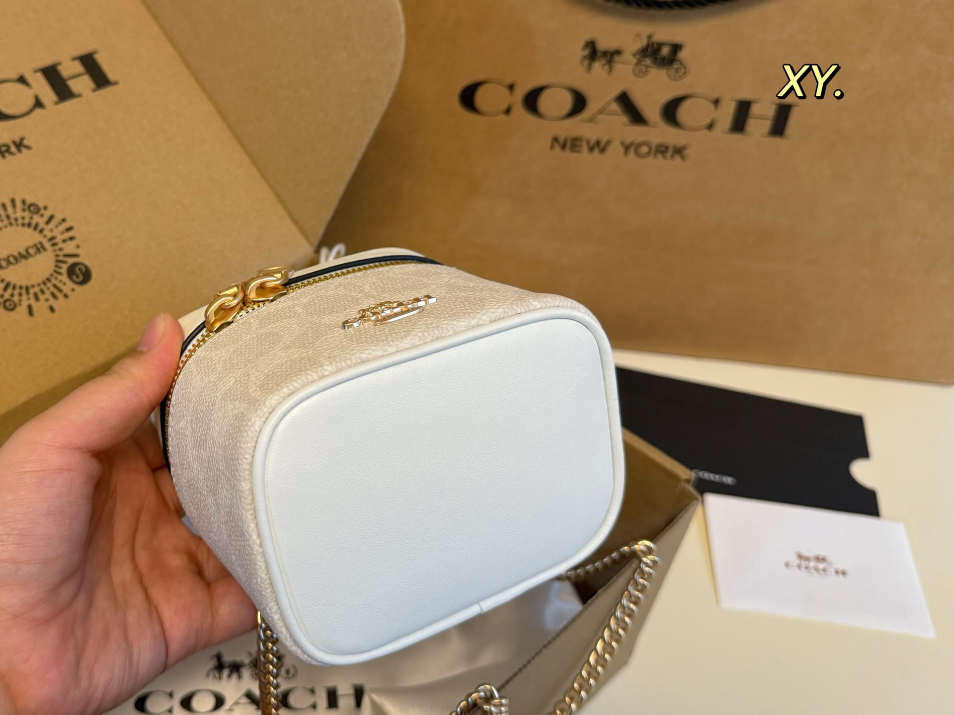 Coach's new Ava portable mini chain box bag lipstick bag