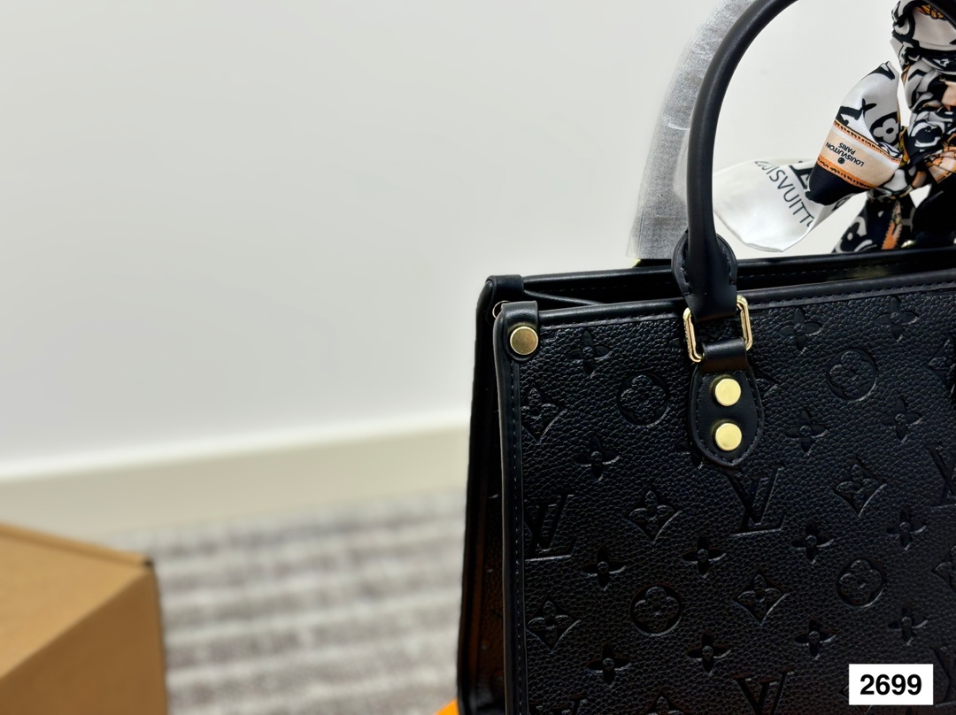 LV tote bag is simple and neat