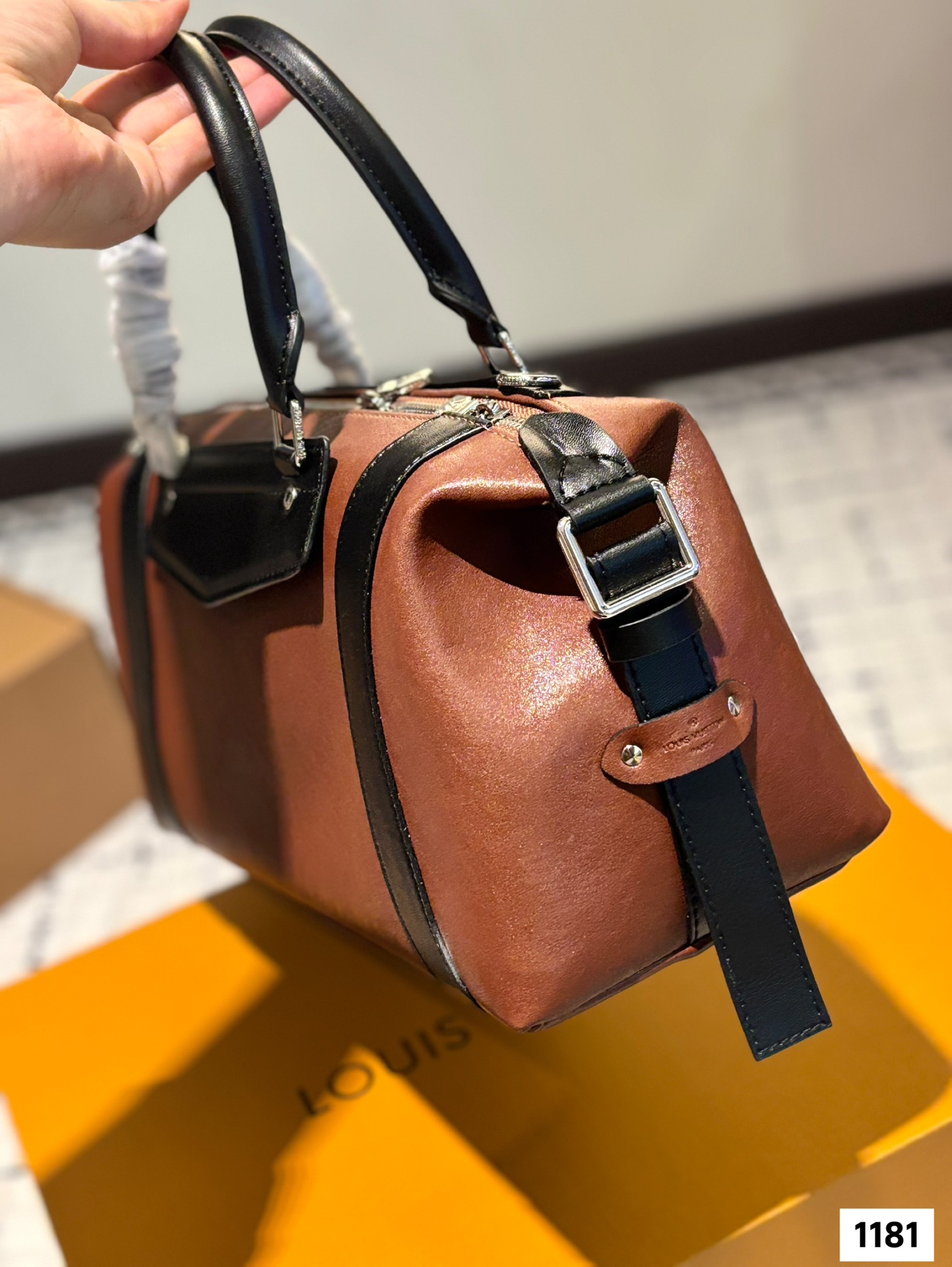 LV new handbags are simple and stylish