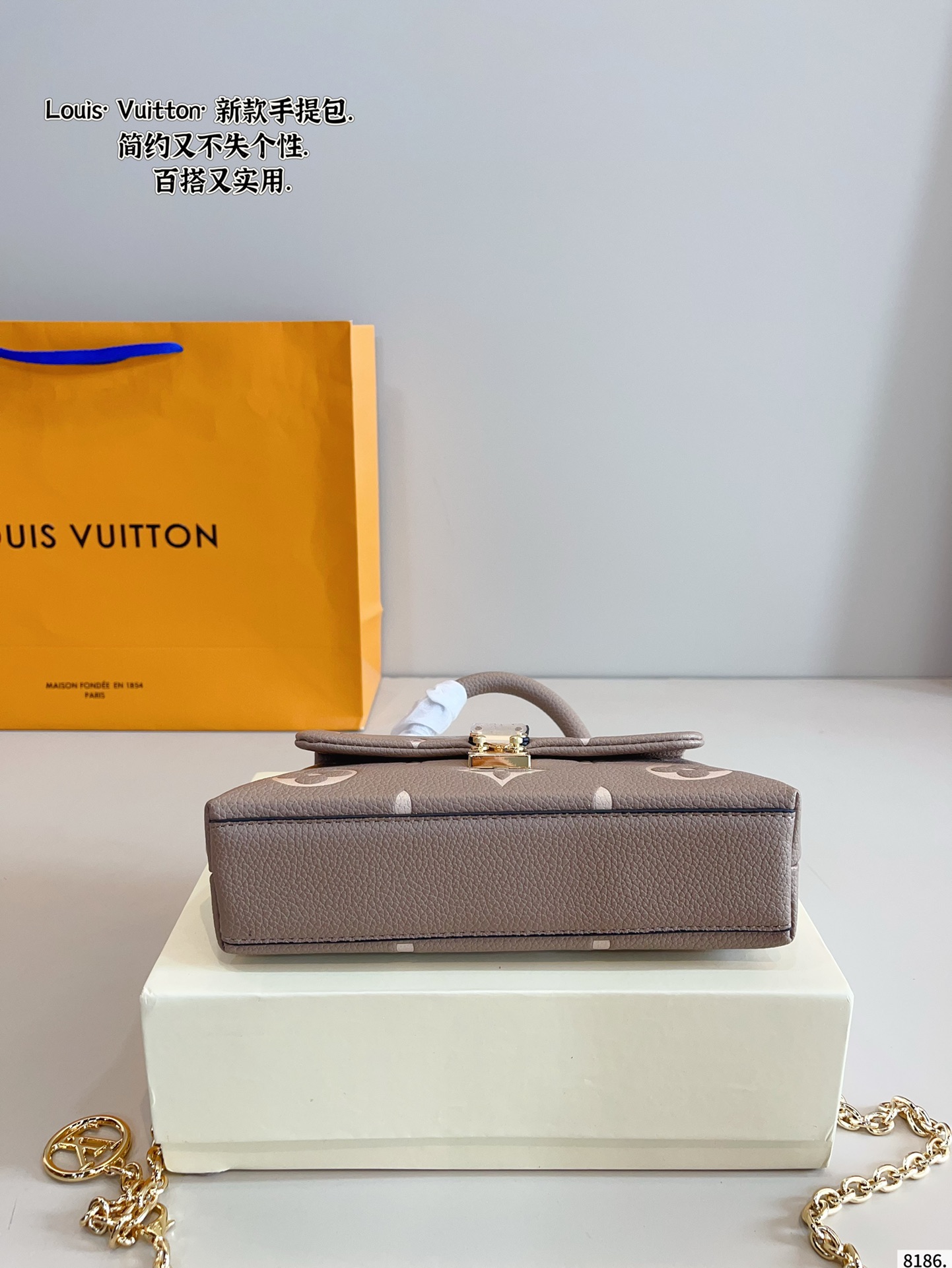 LV messenger bag exquisite and fashionable