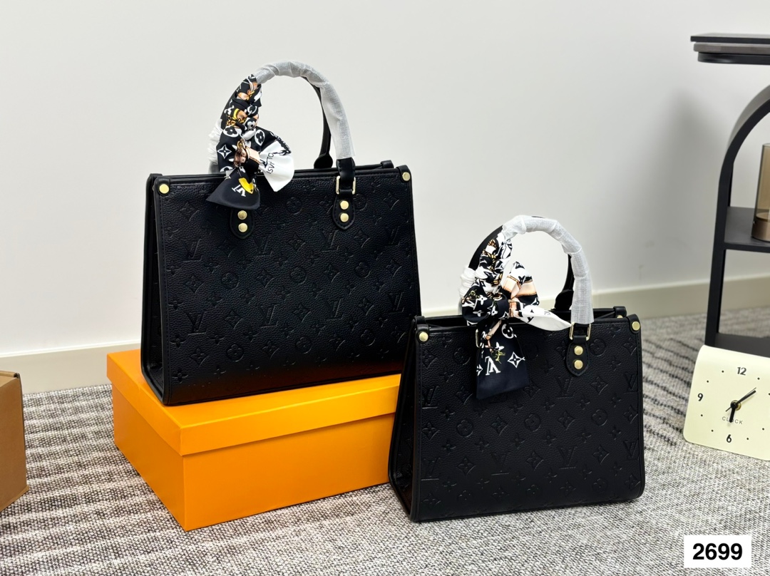 LV tote bag is simple and neat