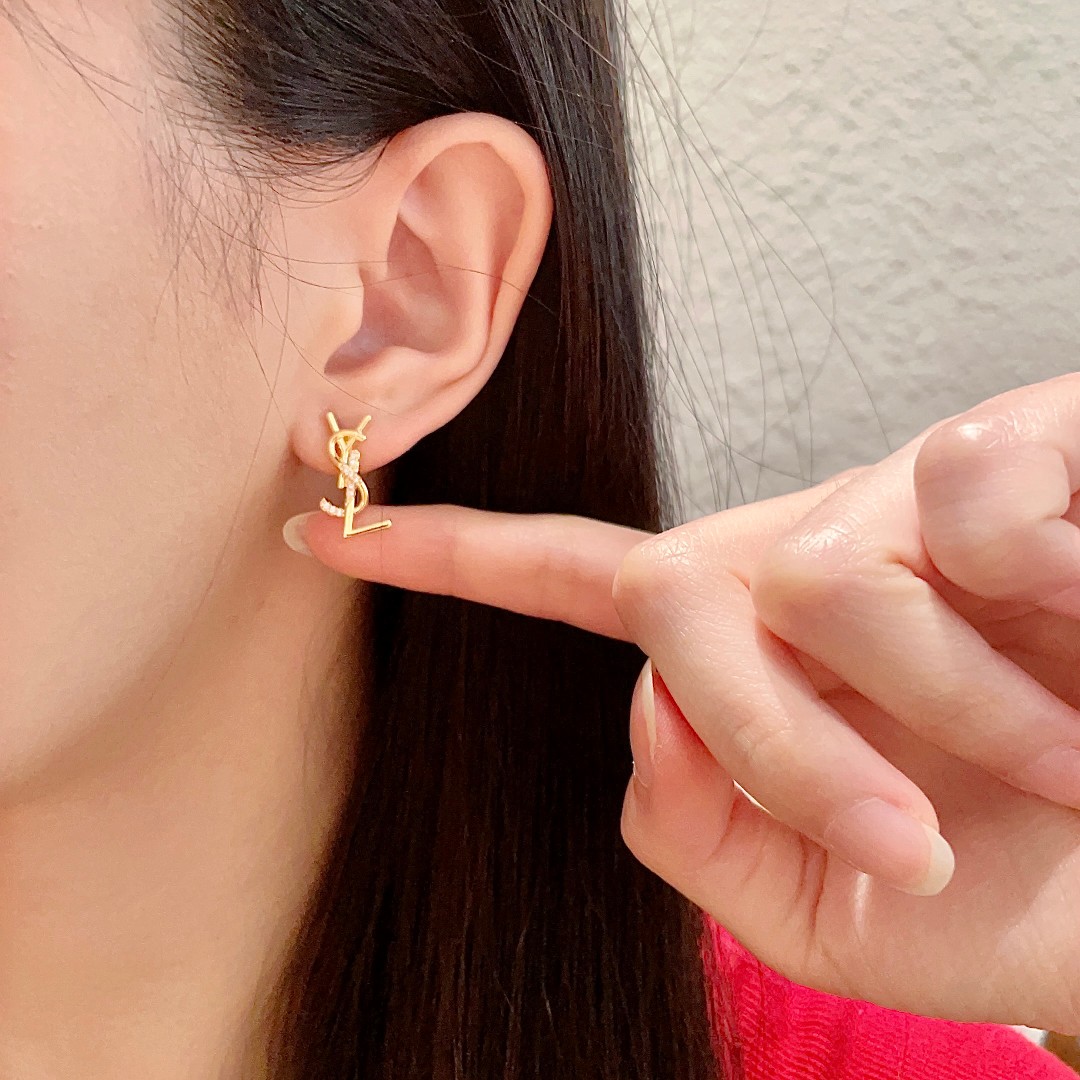 Yves Saint Laurent's new earrings are independent elegant intellectual retro classic and versatile