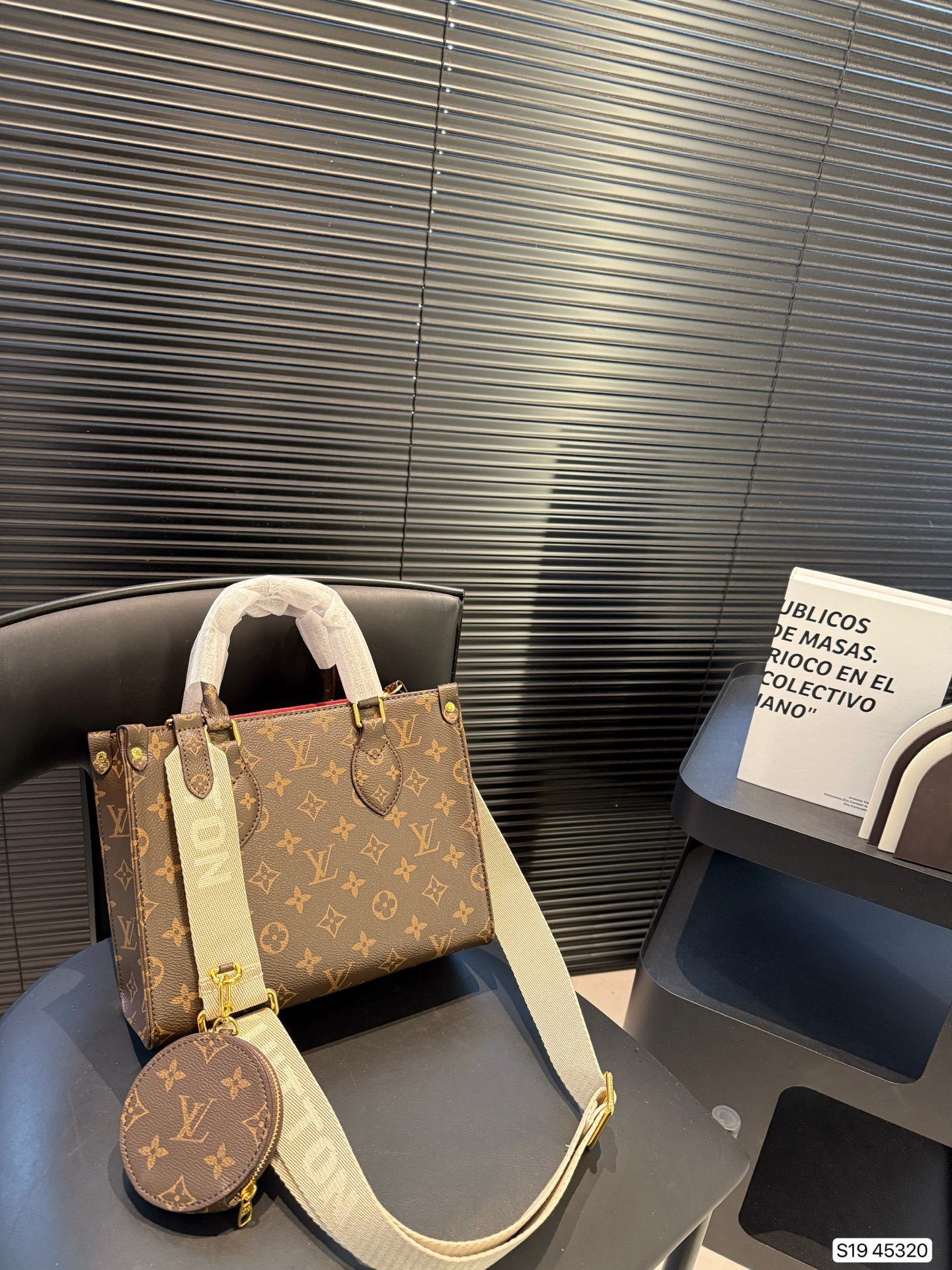 LV Onthego Tote bag is simple and neat