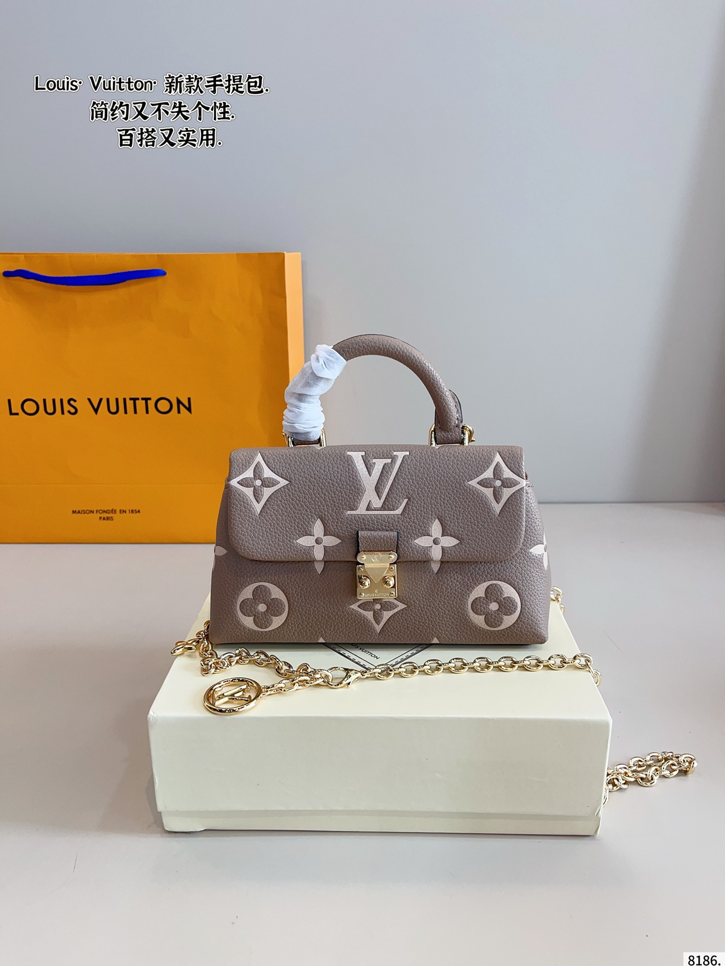LV messenger bag exquisite and fashionable