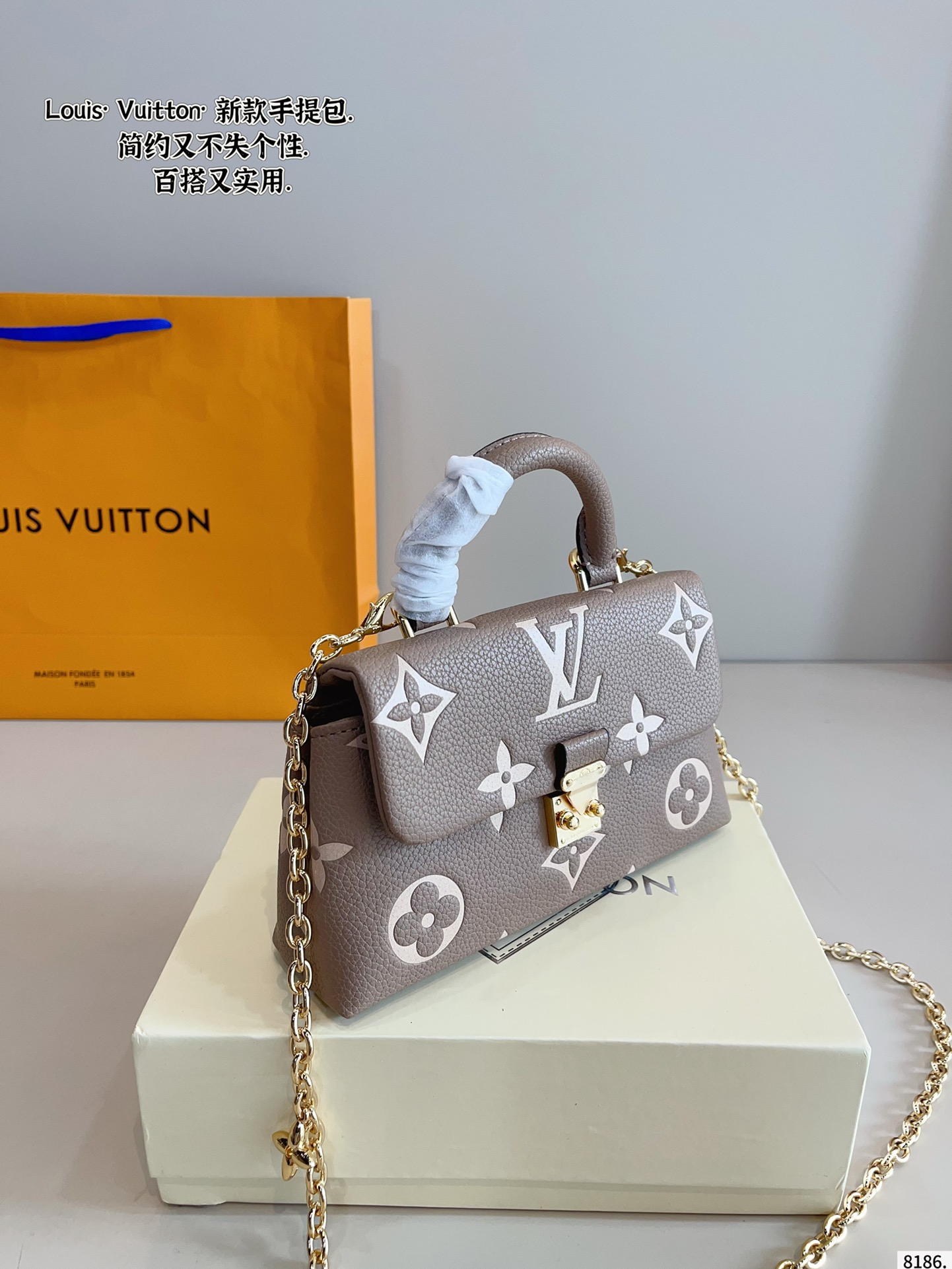 LV messenger bag exquisite and fashionable