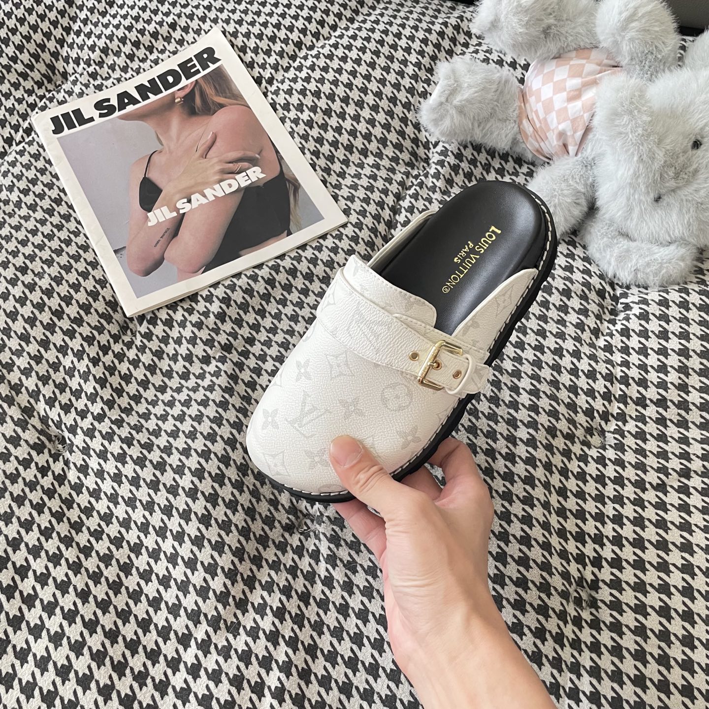 LV couple closed toe slippers