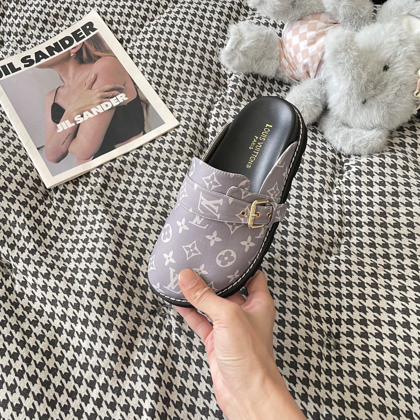 LV couple closed toe slippers