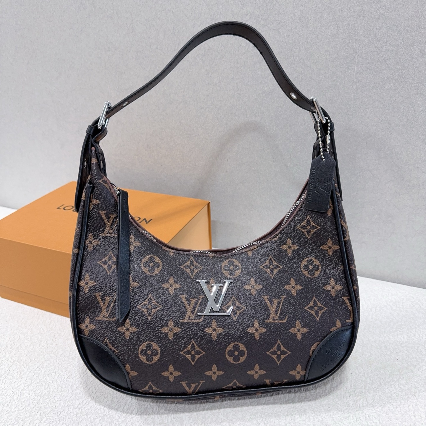 LV single shoulder armpit bag classic presbyopia