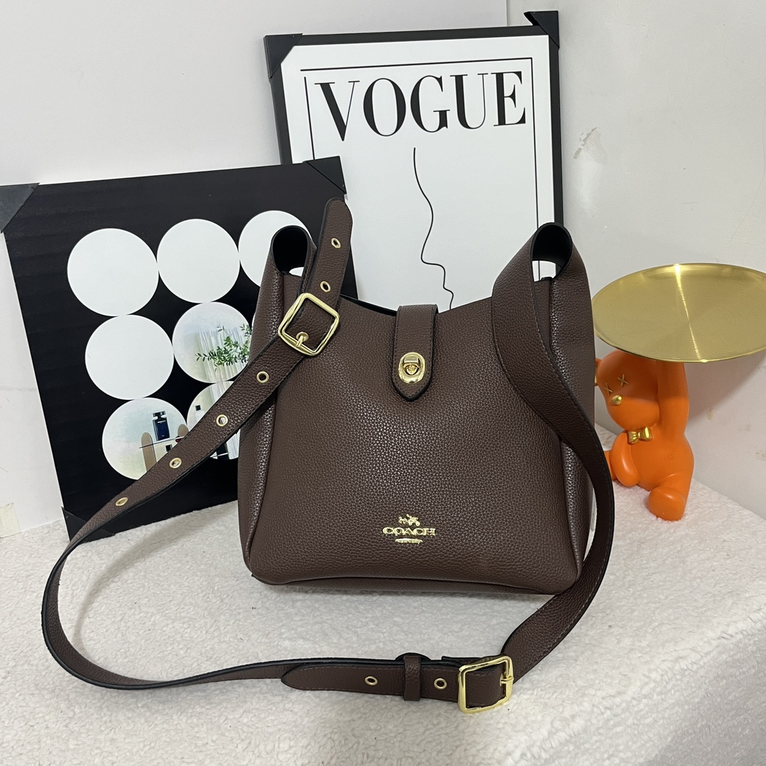 Coach shoulder handbag is simple and versatile