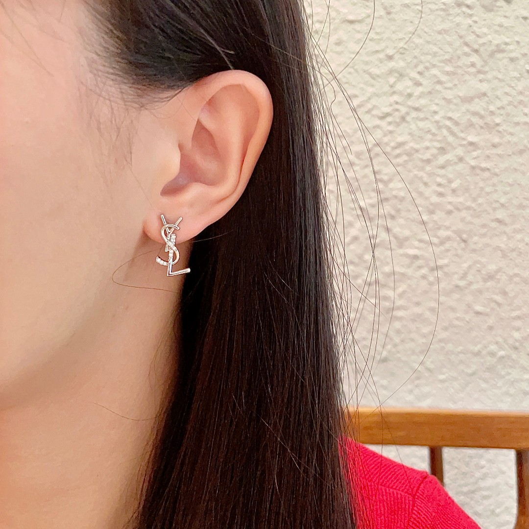 Yves Saint Laurent's new earrings are independent elegant intellectual retro classic and versatile