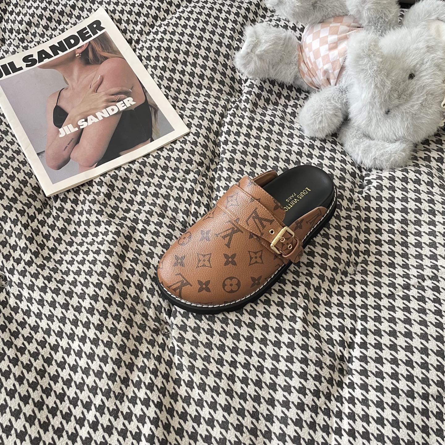 LV couple closed toe slippers